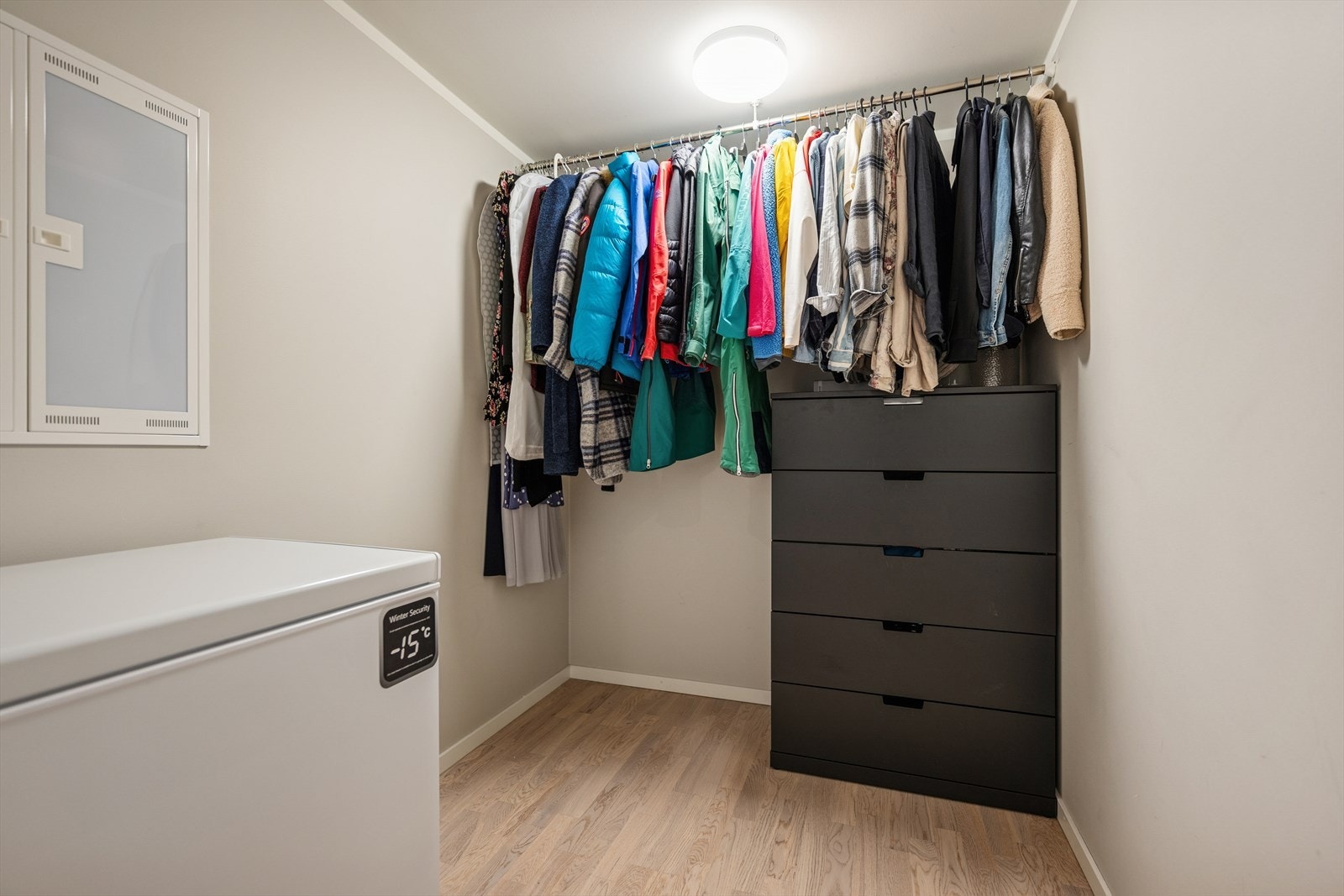 I tilknytning til gangen finner du et eget garderoberom med sikringsskap og plass til fryser - praktisk og ryddig. Galleribilde