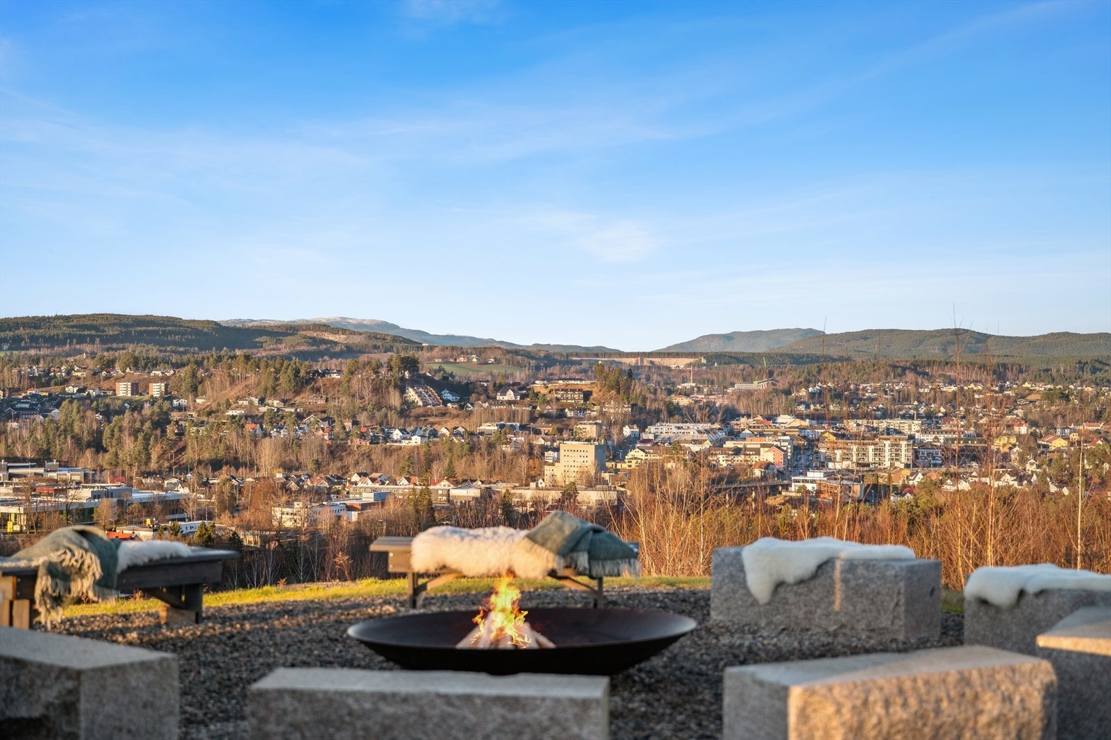 Nyt utsikten ved bålpanna - stemningsfullt året rundt. Galleribilde