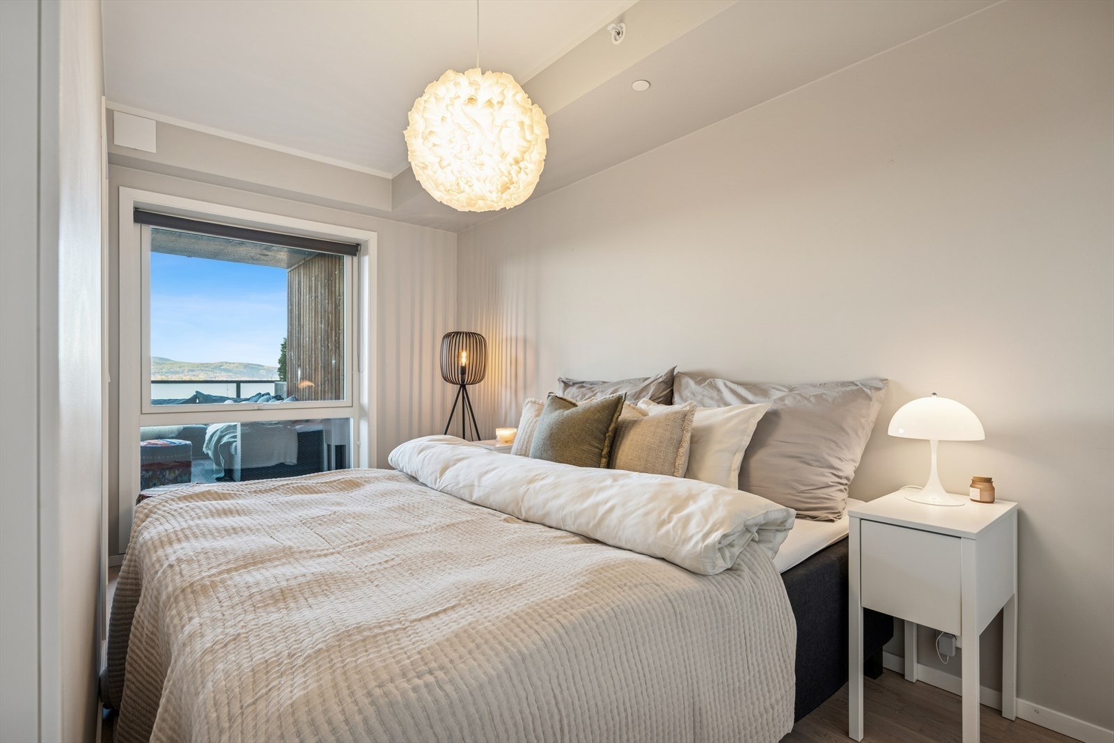 Soverom: Våkn opp til vakker utsikt gjennom store vindusflater. Galleribilde