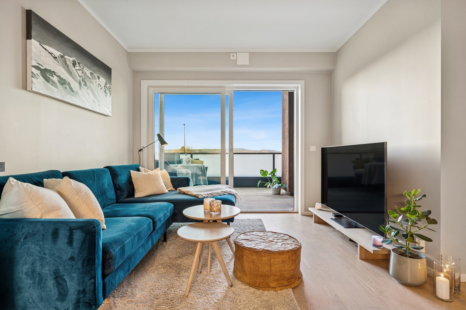 Skyvedør i glass leder ut til terrassen - en naturlig forlengelse av stuen. Galleribilde