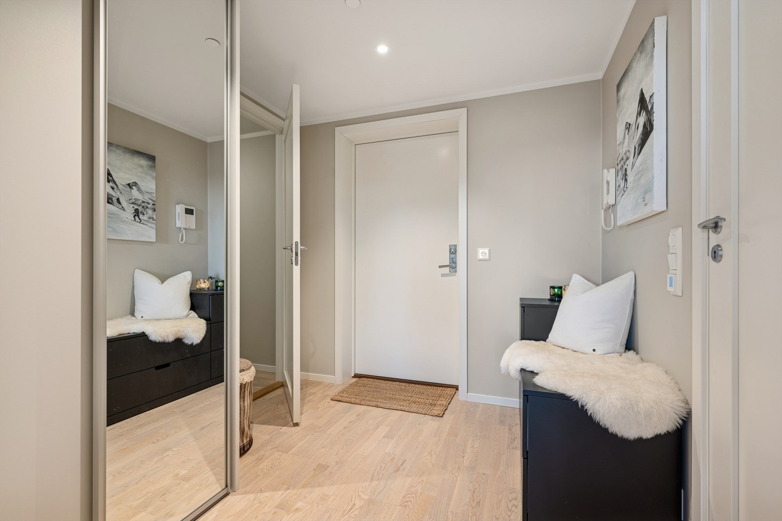 Velkommen inn! Romslig entré med plass til elegante garderobeløsninger. Galleribilde