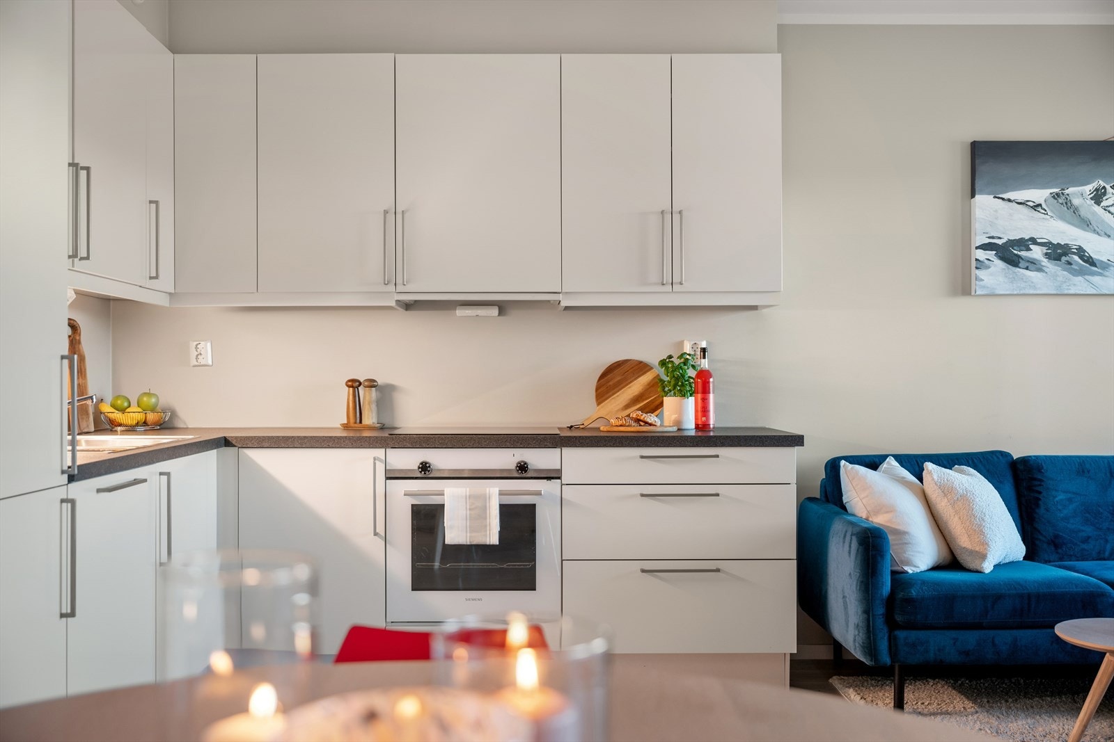 Lyst og innbydende kjøkken - moderne, praktisk og stilrent. Delikat kjøkken med integrerte hvitevarer og rikelig skapplass. Galleribilde