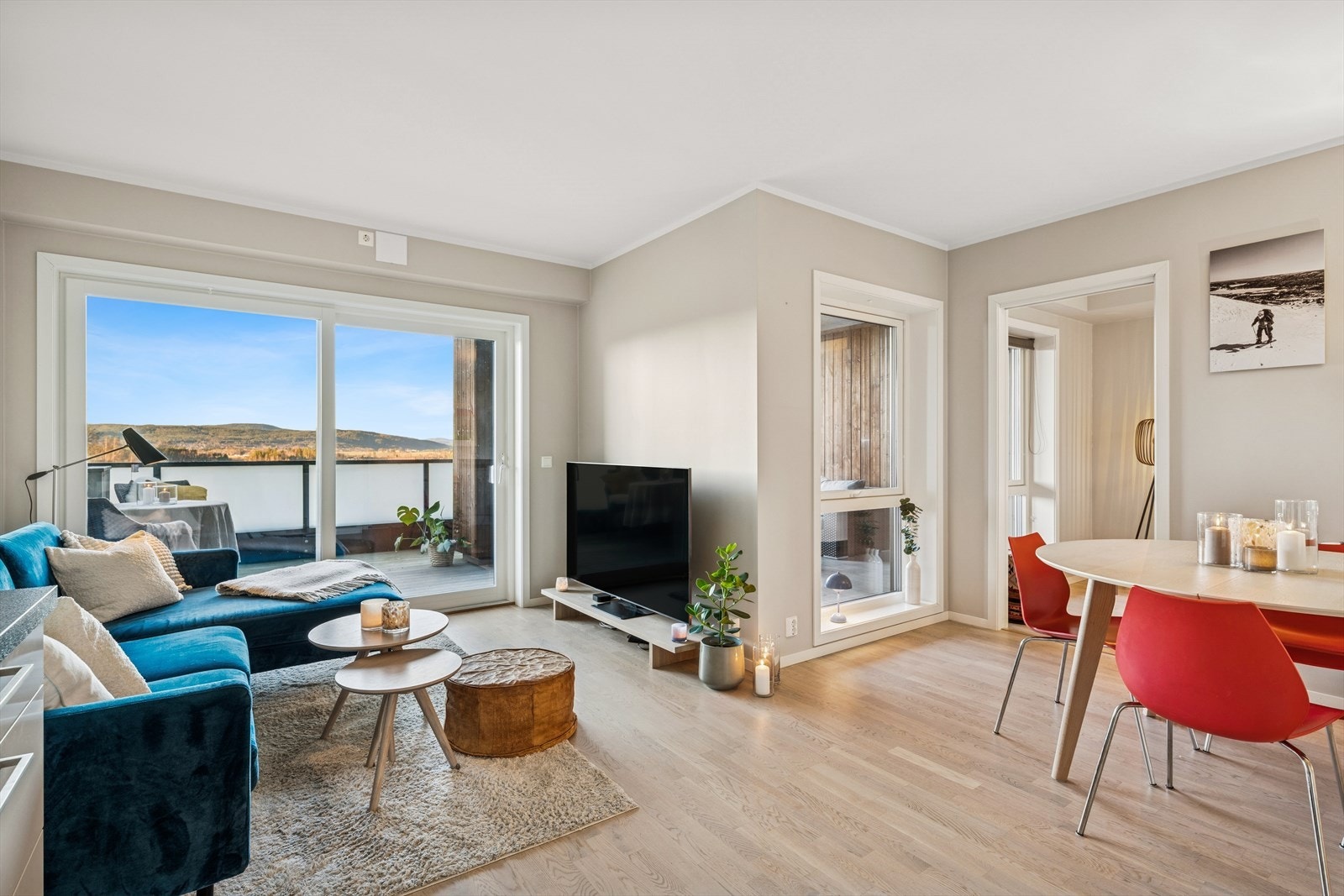 Fra stuen ser du fjellene i horisonten uansett hvor du oppholder deg, dette gir leilighetene en ekstra dimensjon. Galleribilde