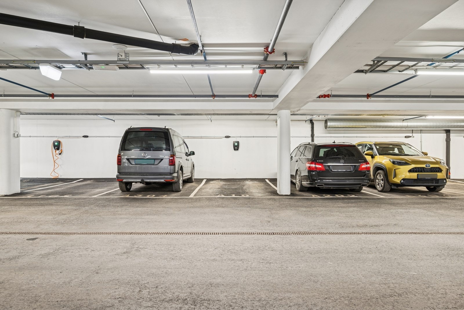 Leiligheten disponerer en parkeringsplass i parkeringskjeller. Det medfølger også en utendørs biloppstillingsplass. Det er el-bil lader ved parkeringsplassen. Galleribilde