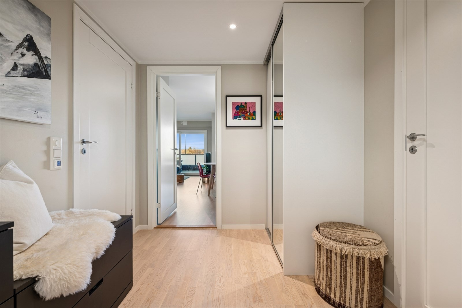 Lys og luftig gang - moderne leilighet med fjernvarme og balansert ventilasjon. Galleribilde