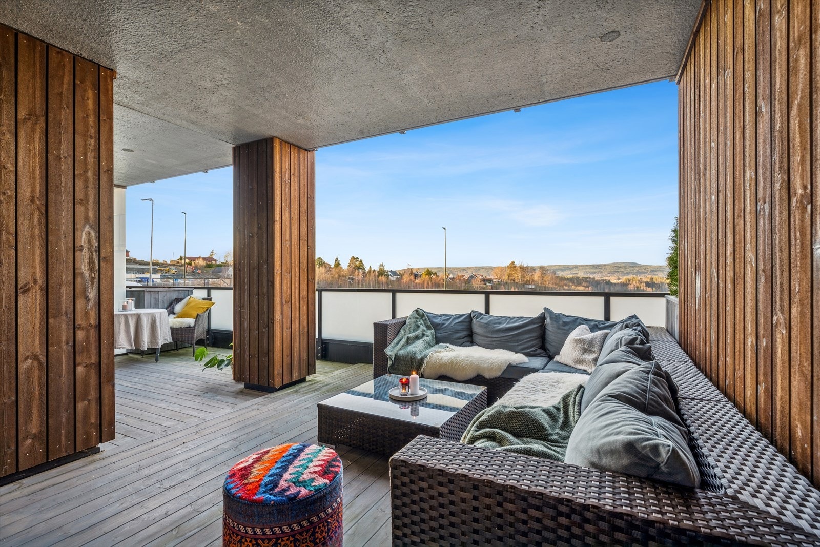 Delvis overbygget terrasse - nyt utsikten uansett vær. Galleribilde