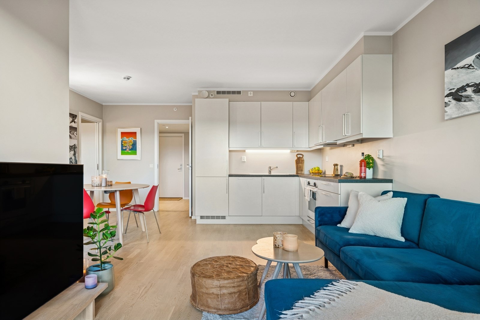 Kjøkkenet er elegant plassert mellom stue og spisestue - en gjennomtenkt løsning som skaper god flyt Galleribilde