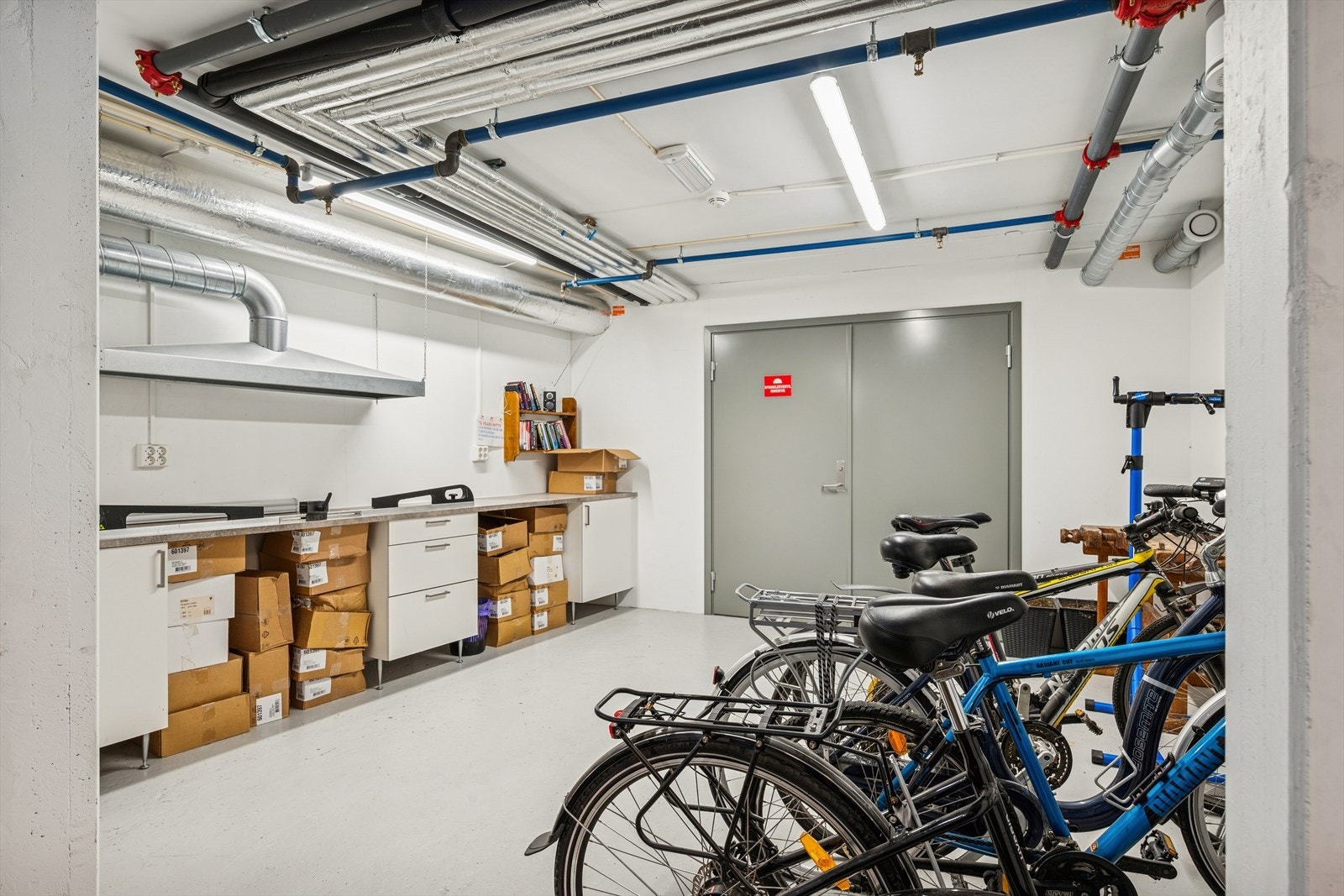 Felles sykkelparkering og smørerom med avtrekksvifte gir ekstra komfort. Leiligheten har egen bod i samme etasje, kun noen skritt fra egen dør. Galleribilde