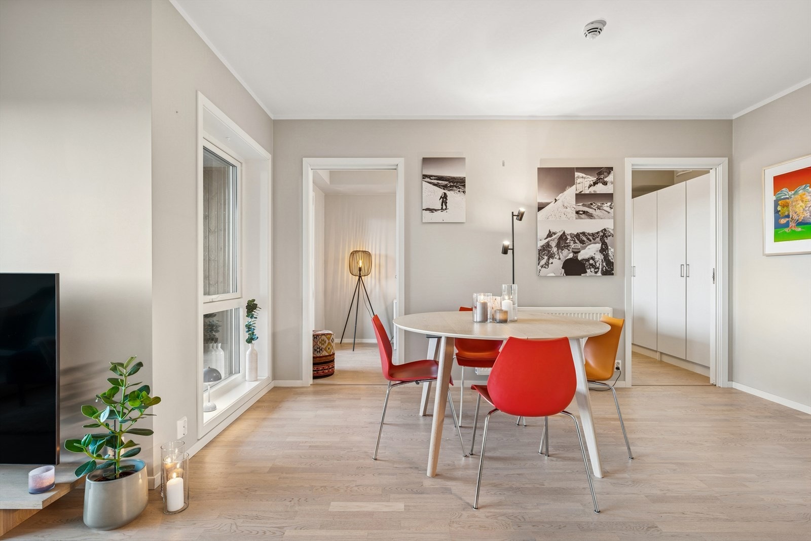 God plass til spisestue - perfekt for hyggelige måltider Galleribilde