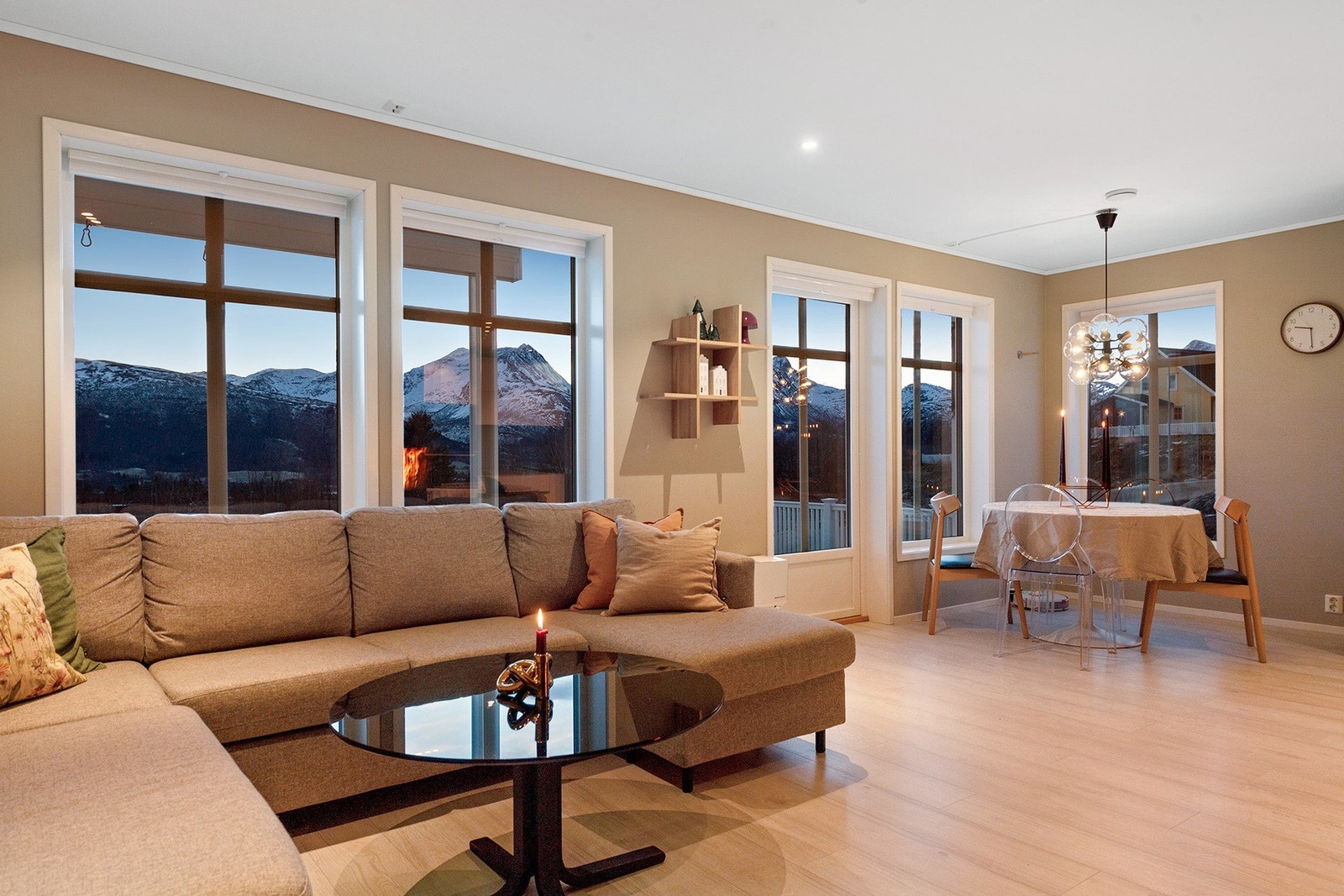 Lys stue med store vindusflater og tilkomst til veranda. Galleribilde