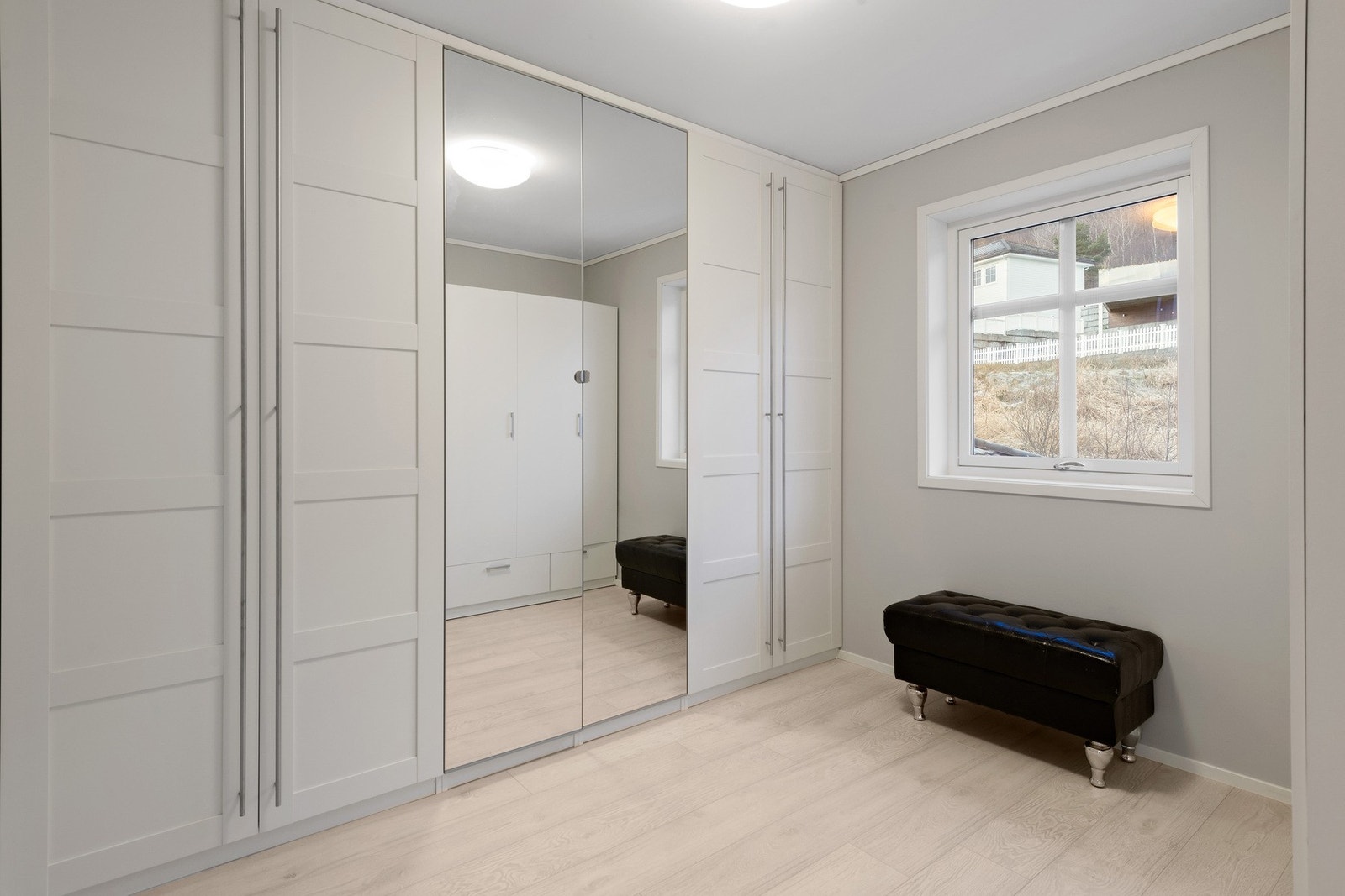 Større garderobeløsning i soverom nr. 3 Galleribilde