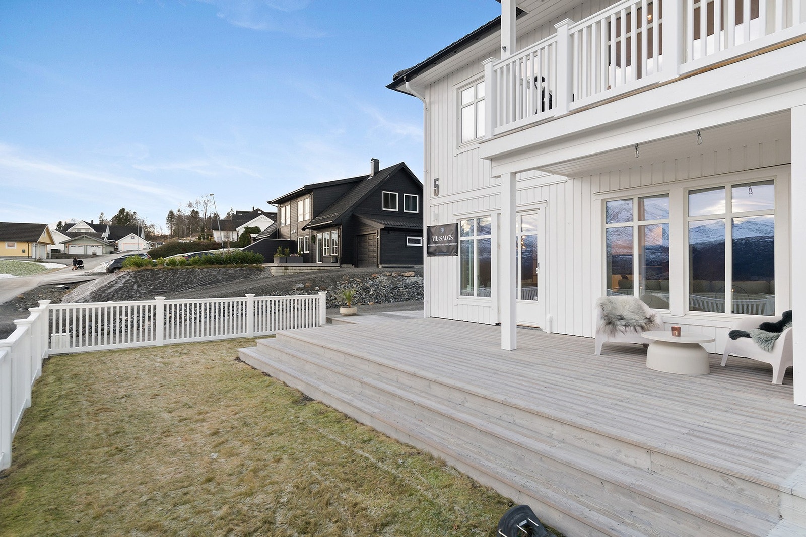 Pent opparbeidet uteområde i koselig byggefelt. Galleribilde