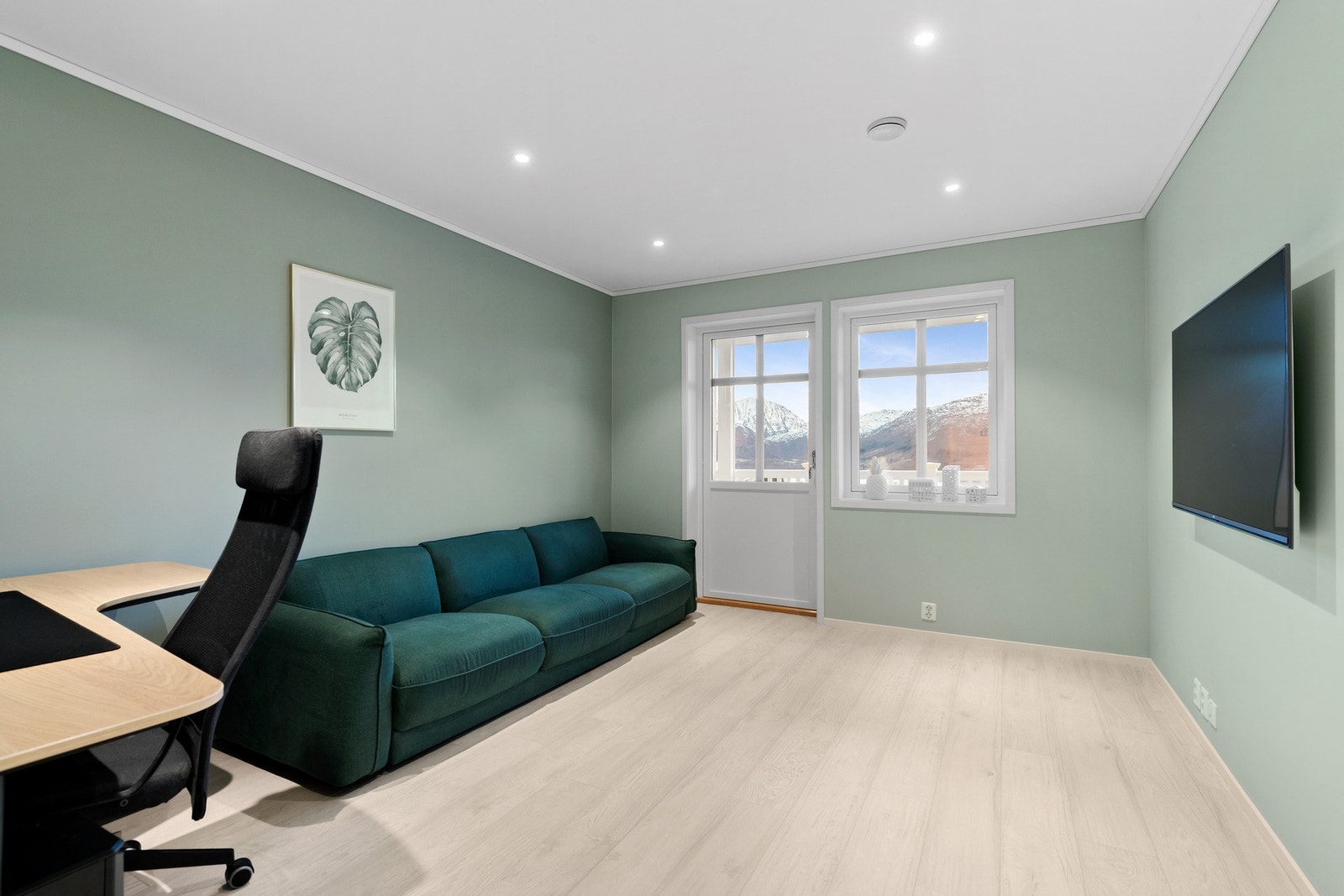 Stue i 2. etasje med tilkomst til overbygd veranda. Galleribilde