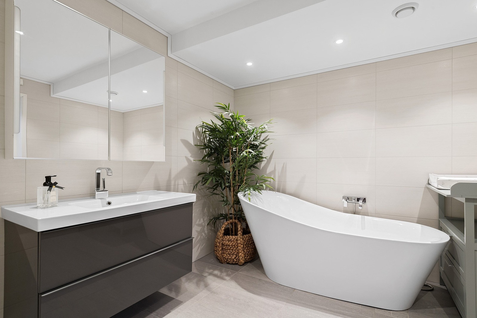 Bad i 1. etasje. Moderne med keramiske fliser og varme i gulv. Galleribilde