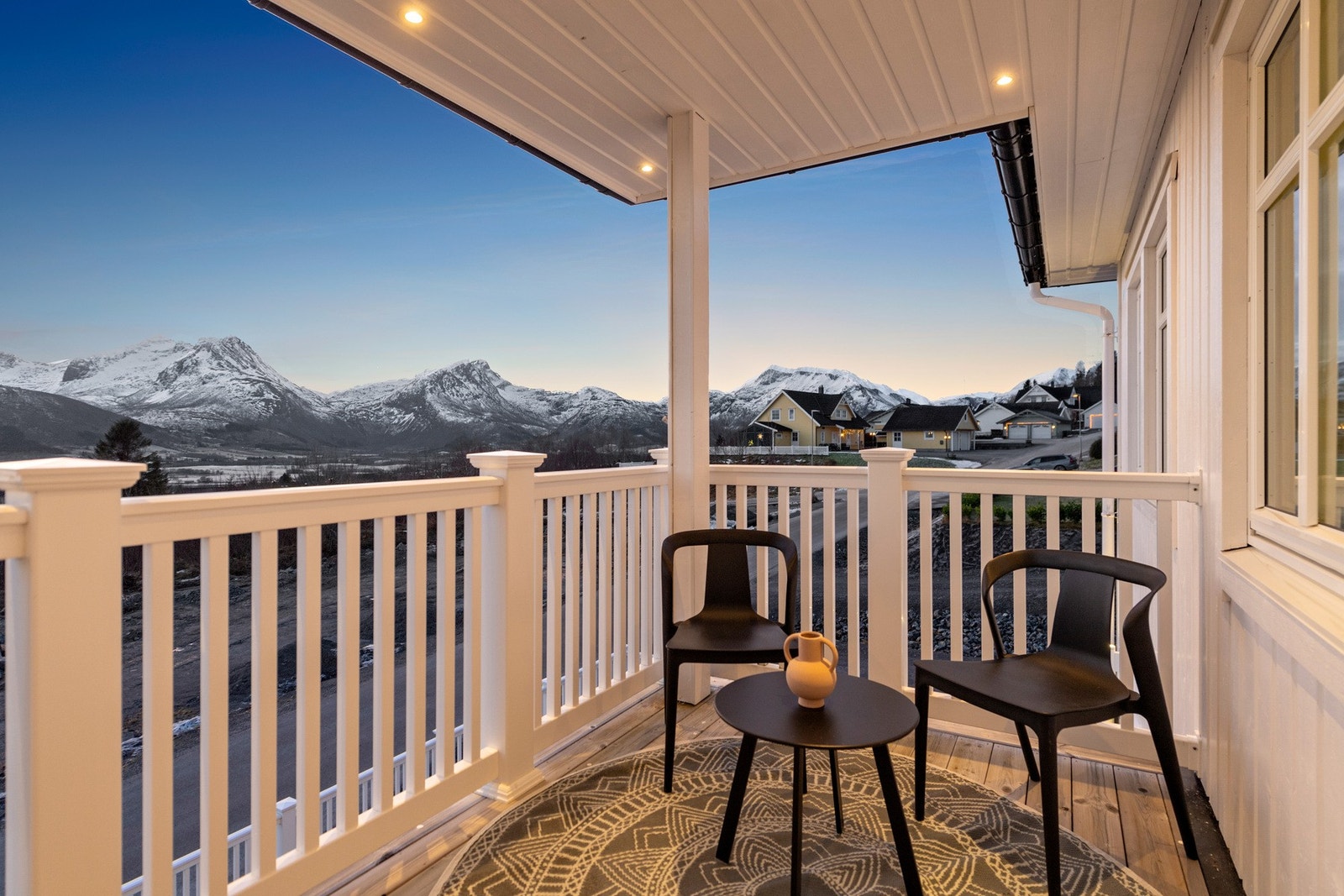 Verandaen er takoverbygd og har en nydelig utsikt Galleribilde