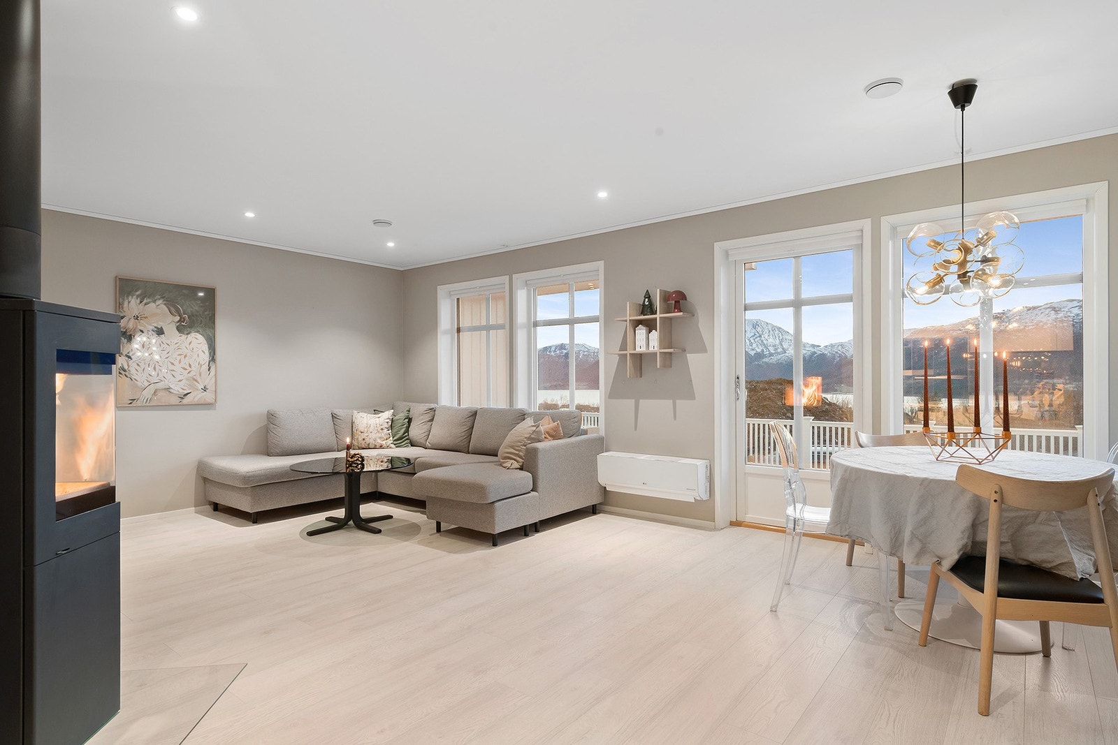 Stua har varmepumpe og vedovn. Galleribilde