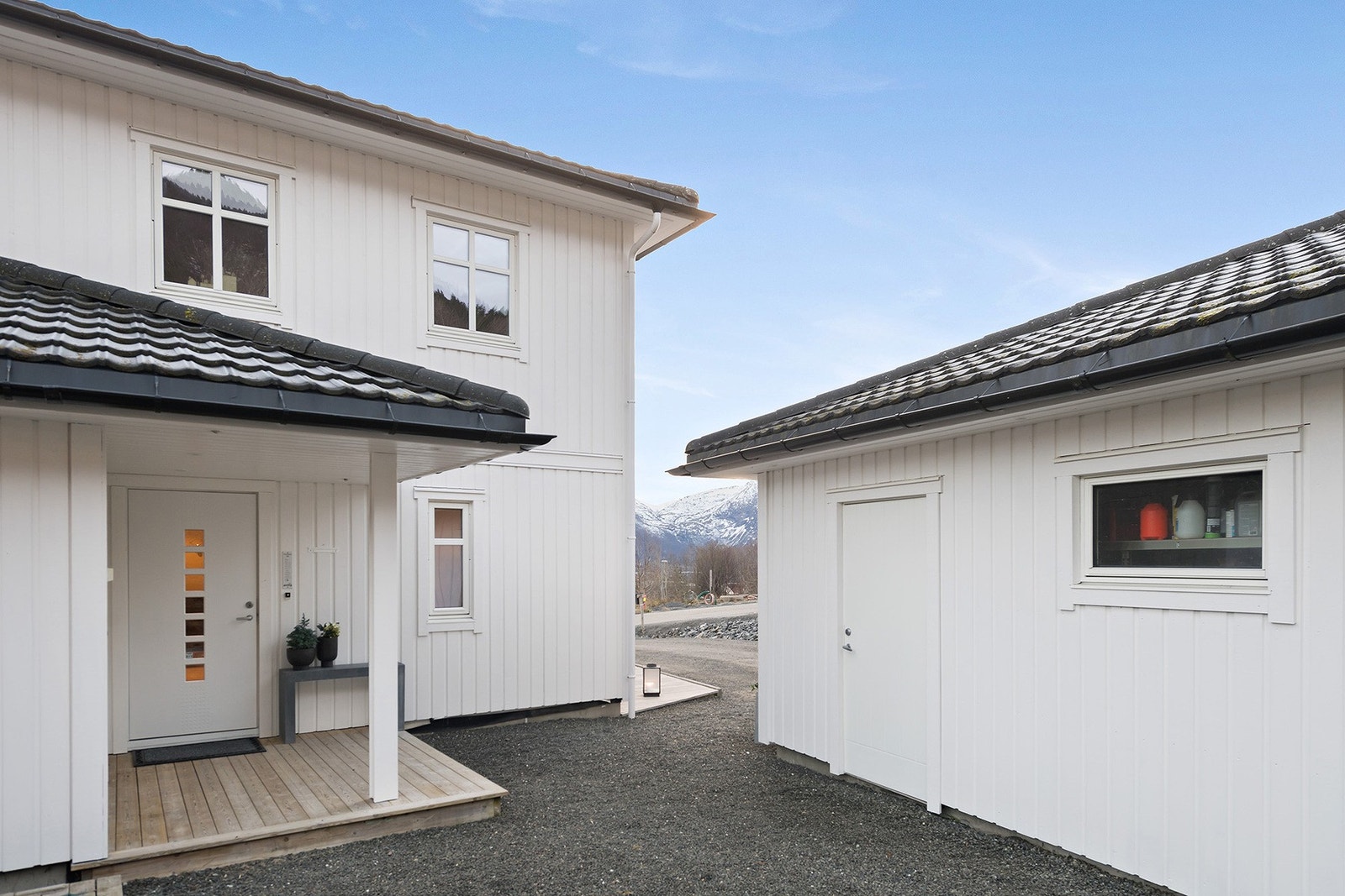 Overbygd inngangsparti med enkel tilkomst til garasjen. Galleribilde