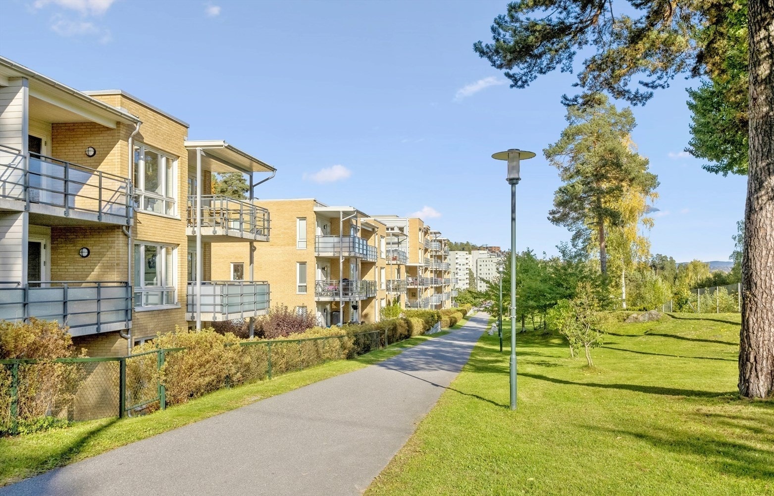 Fasade og området sommerstid Galleribilde