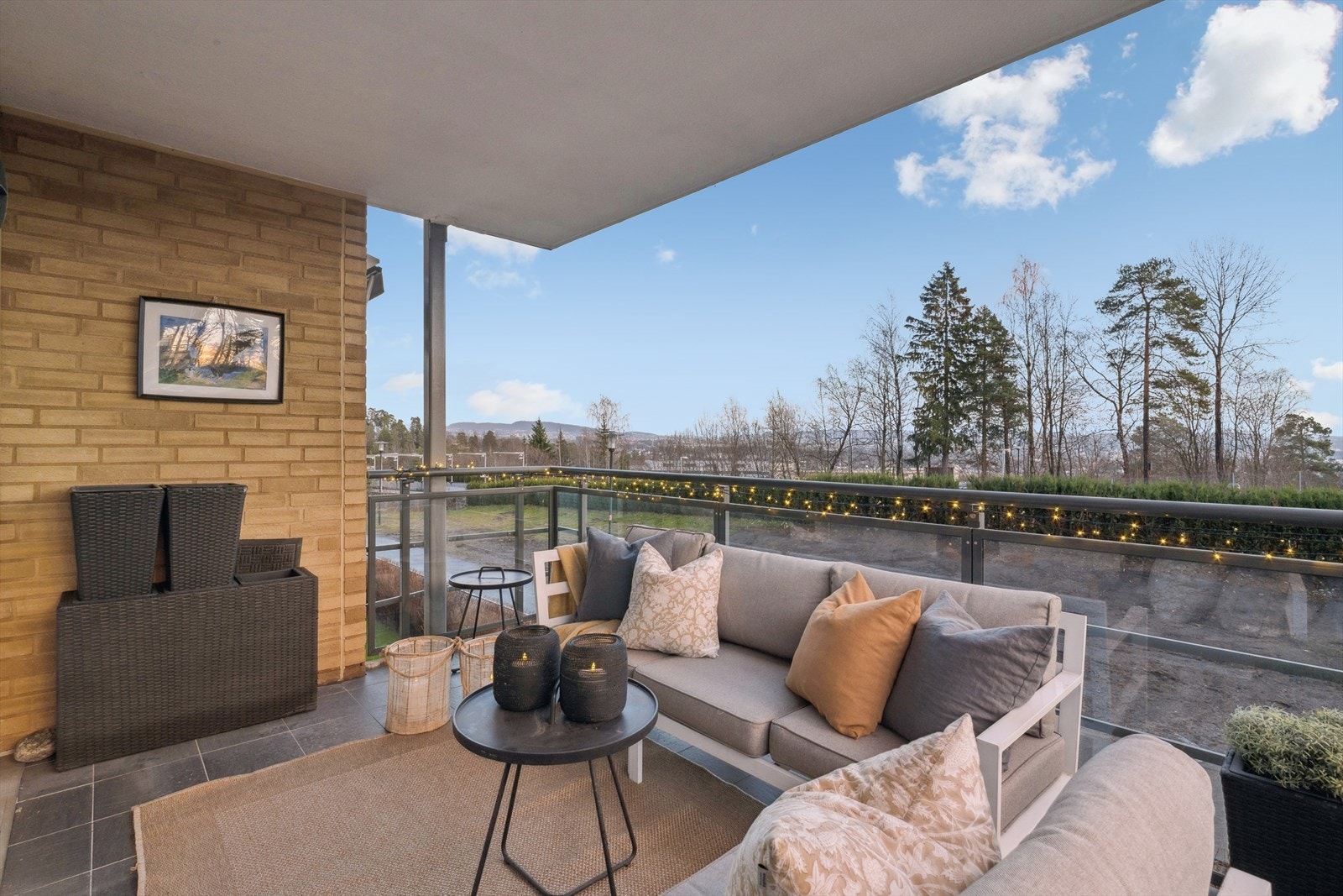 Romslig balkong som har fin utsikt Galleribilde