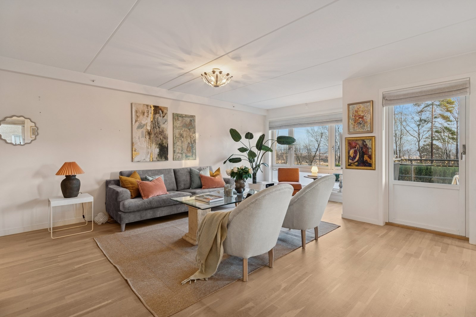 Fra stuen er det utgang til solrik balkong Galleribilde