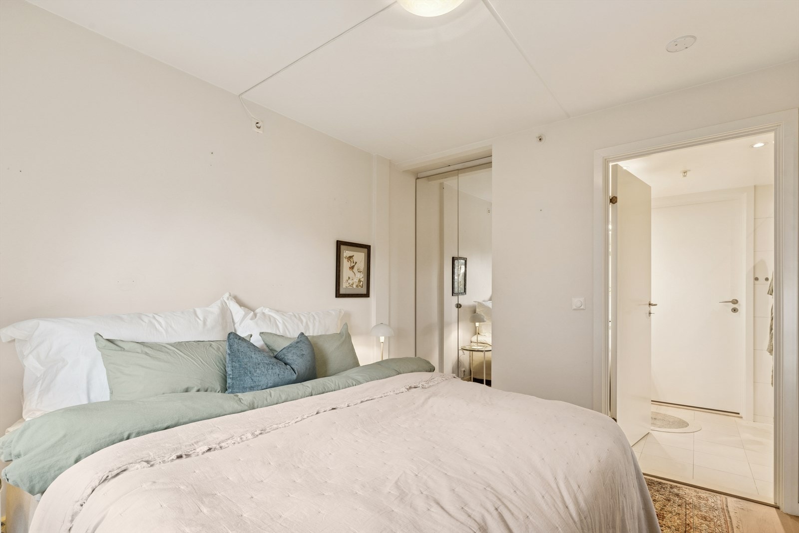 Soverom har garderobeskap og direkte adkomst til baderom Galleribilde