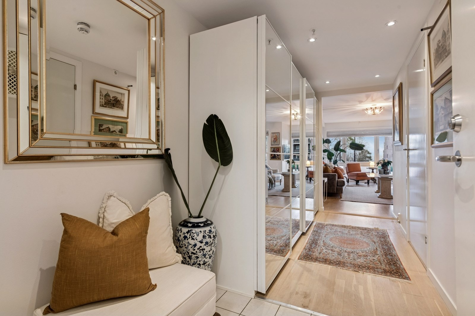 Romslig entrè som har rikelig med garderobeskap Galleribilde