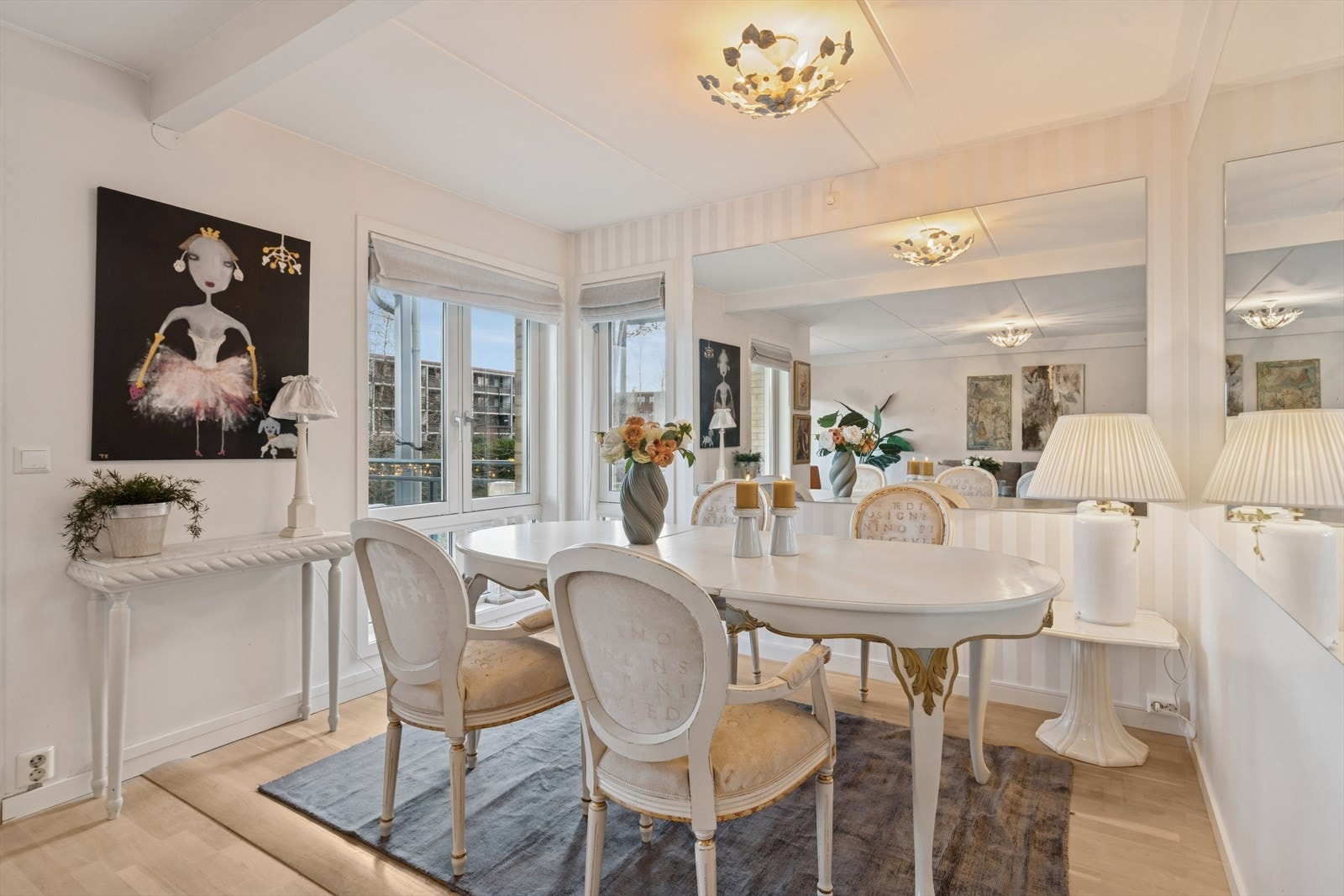 Spisestuen har store vindusflater og gode lysforhold Galleribilde