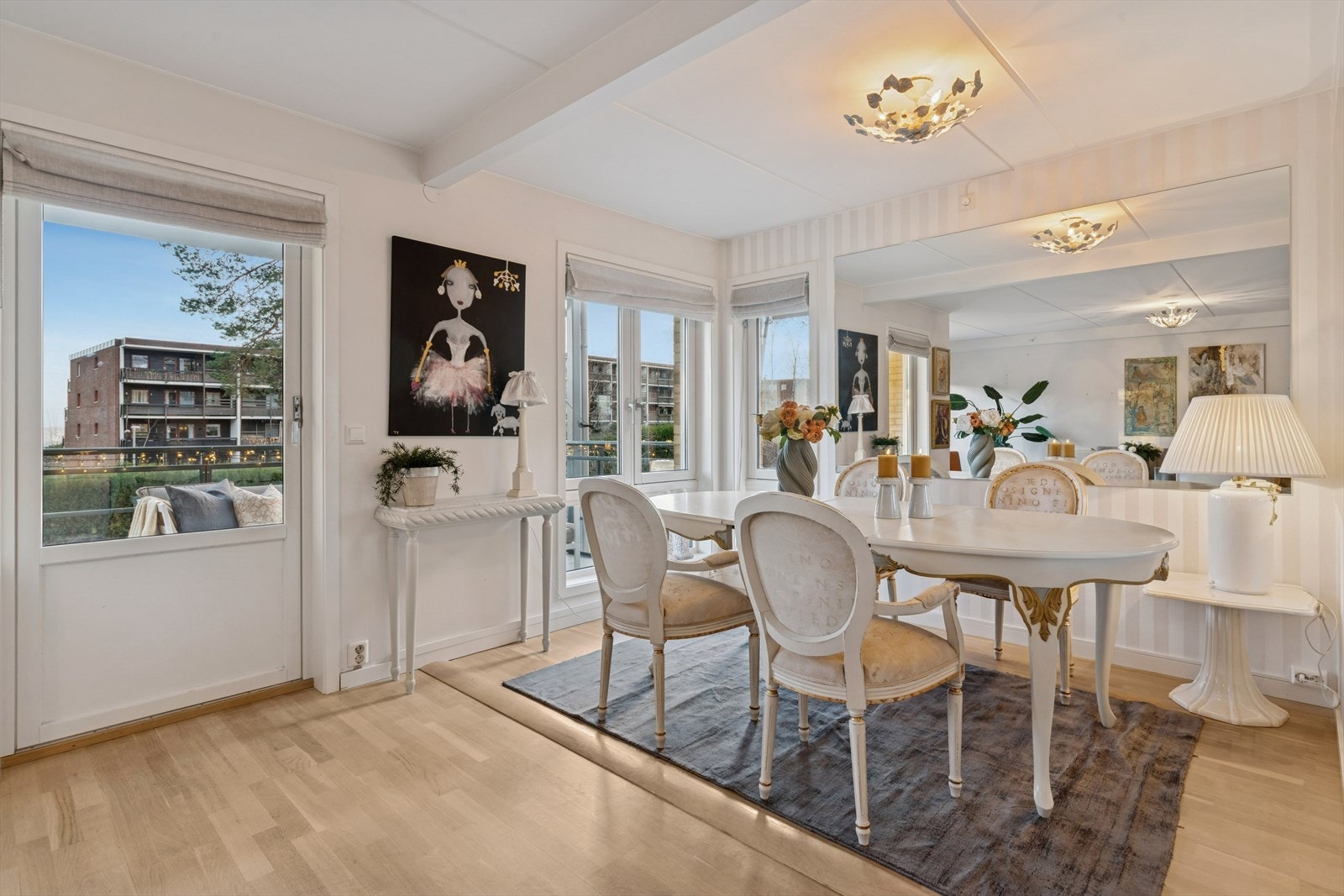 Spisestue med plass til stort spisebord. Dette er opprinnelig soverom 2, som enkelt kan gjøres om ved behov for dette Galleribilde