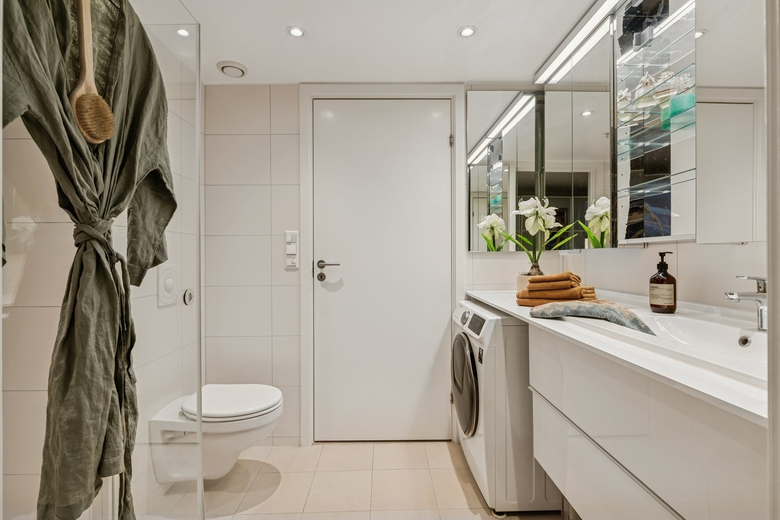 Delikat baderom med opplegg for vaskemaskin Galleribilde