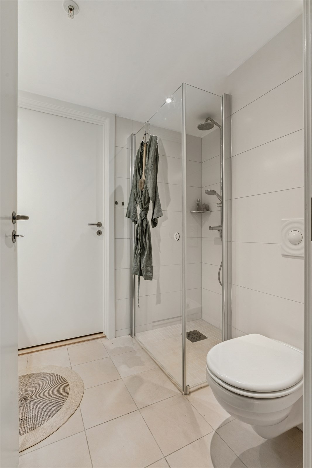 Baderom har stor dusjnisje Galleribilde