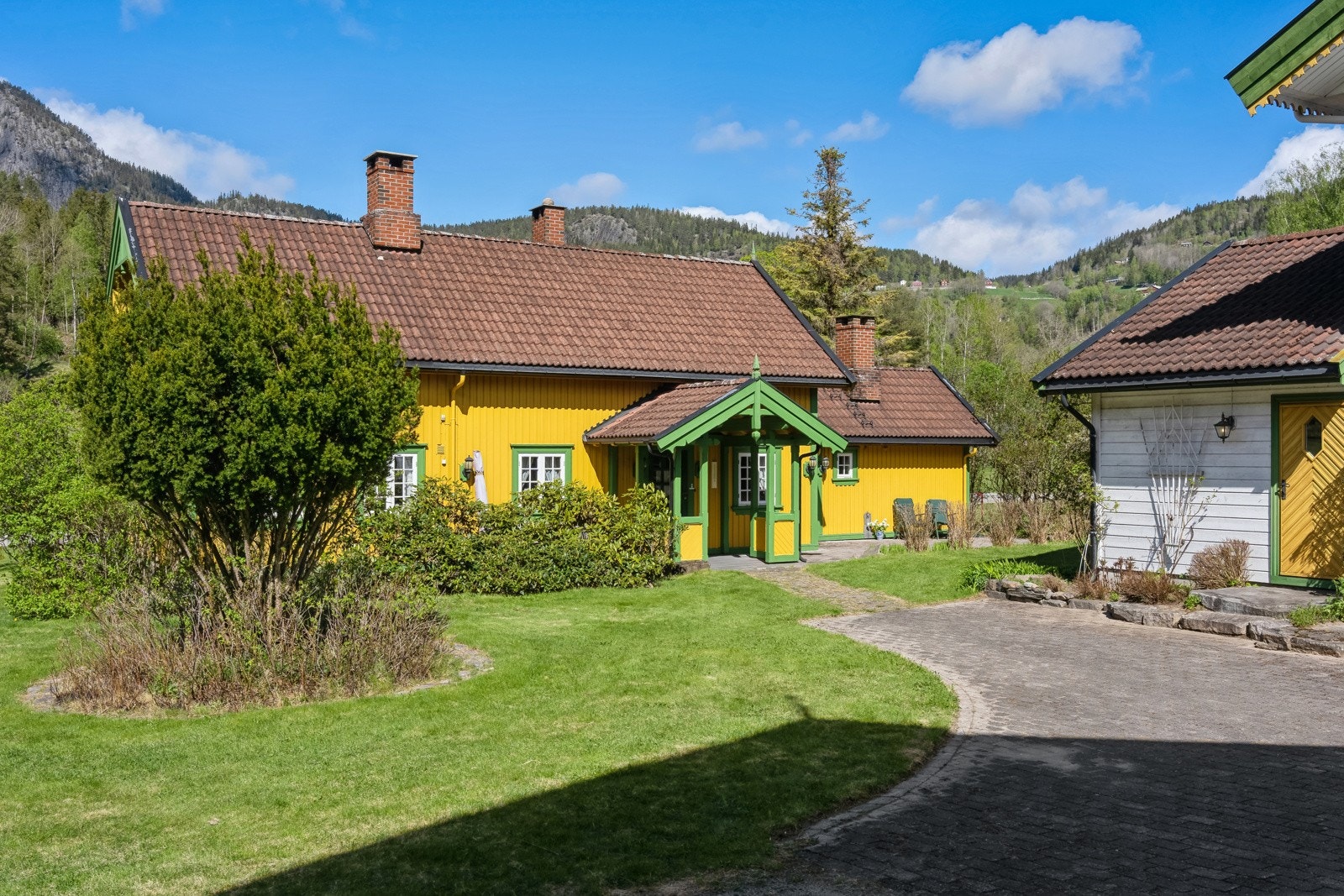 Det "nye" våningshuset ble ombygd og renovert i 1997 og fremstår solid Galleribilde