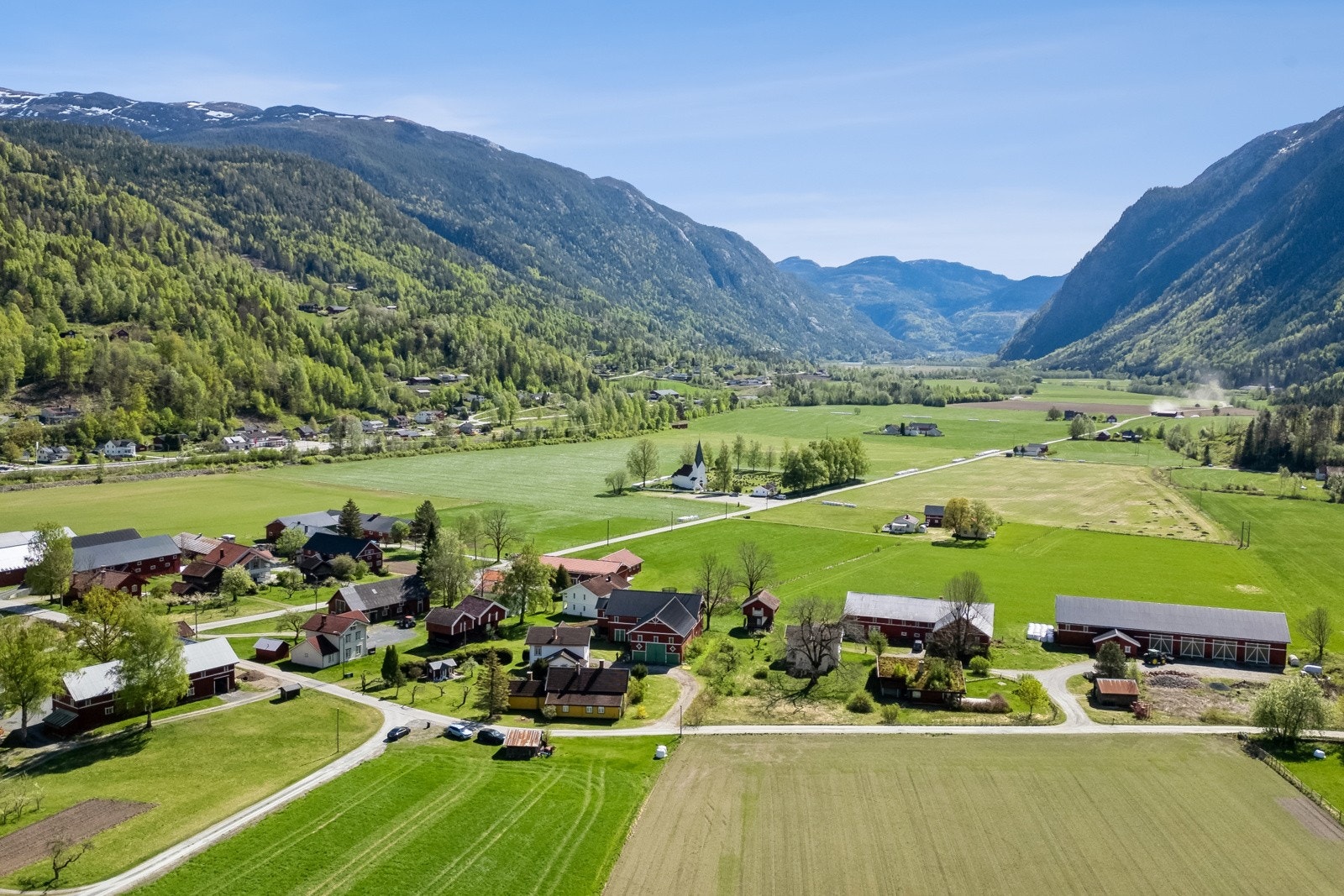 Eiendommen er på totalt ca. 934,8 dekar, hvorav 62,1 dekar er fulldyrka jord, 180 dekar produktiv skog og 682,7 dekar uproduktivt/fjell osv. Galleribilde