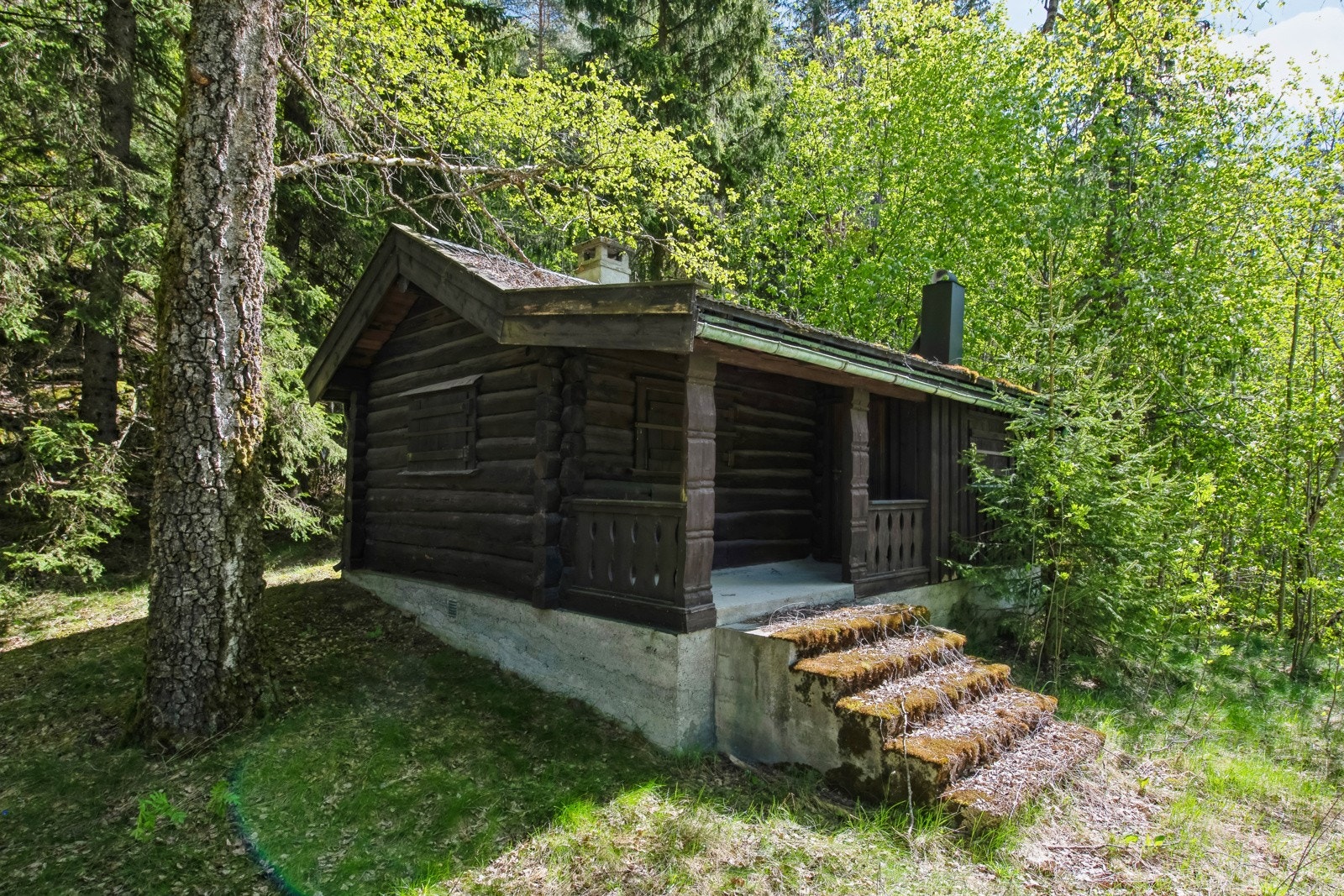 Ved Flatsjå har eiendommen en enkel hytte som er i dårlig stand Galleribilde