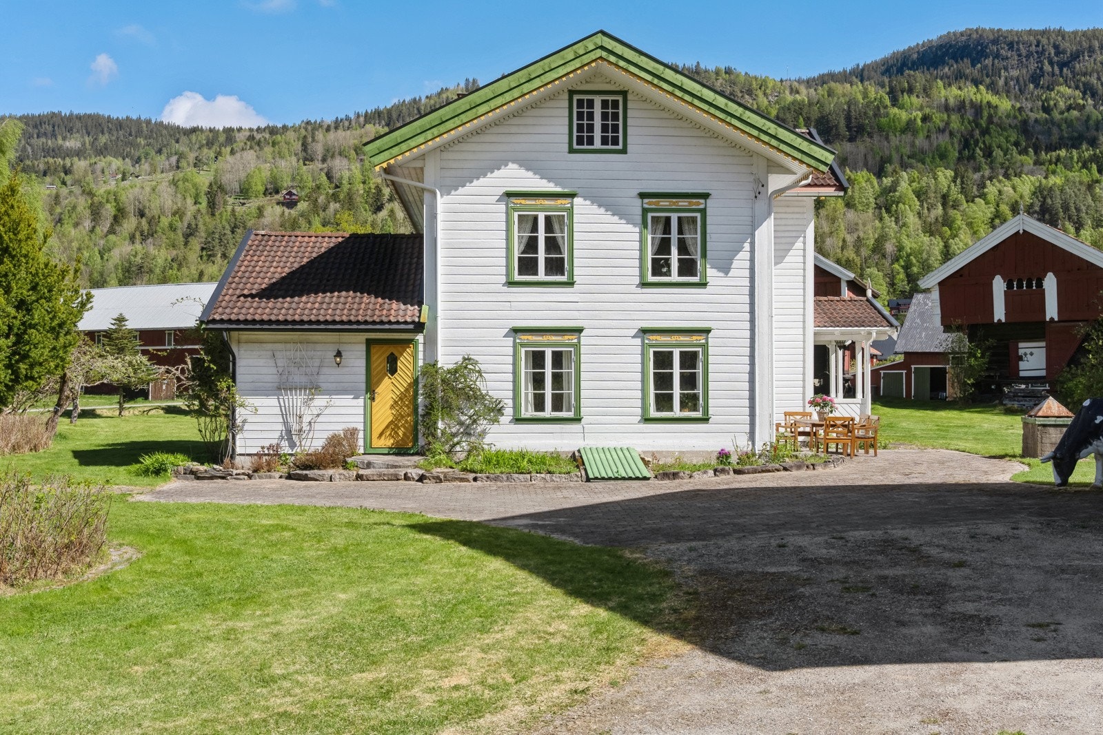 Det opprinnelige våningshuset er nylig oppgradert med nytt kjøkken og bad, og har bla. 4 soverom Galleribilde