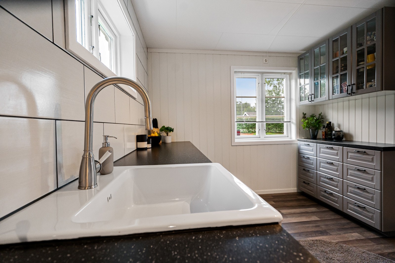 Innredningen har i hovedsak profilerte fronter og benkeplate i laminat. Galleribilde