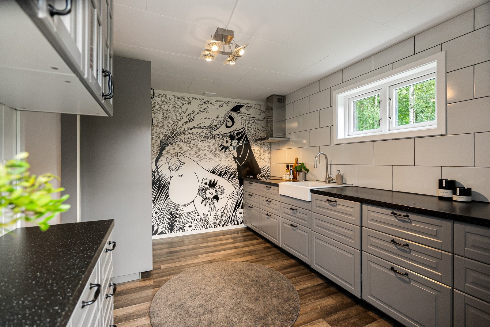 Kjøkkeninnredningen har integrert stekeovn, micro, kjøleskap, oppvaskmaskin og induksjonstopp- Galleribilde