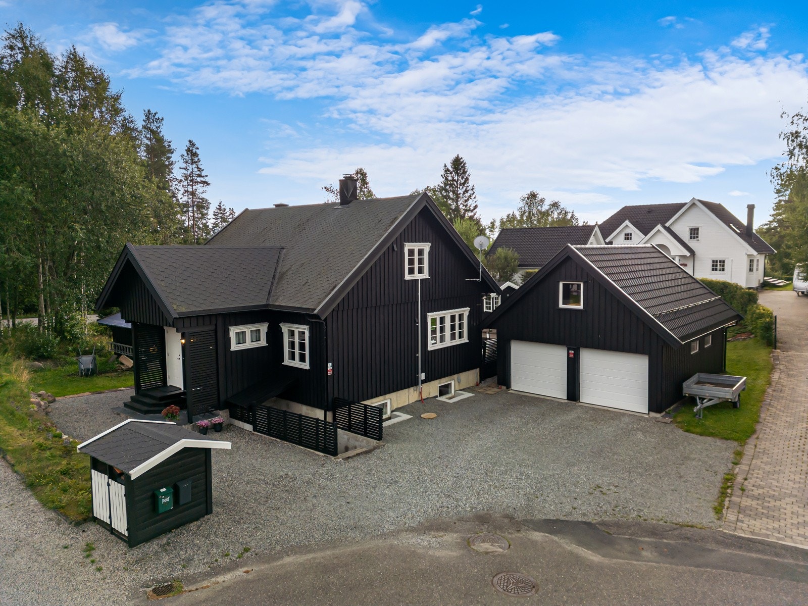 Innholdsrik bolig, dobbelgarasje, uthus og lekestue. Galleribilde