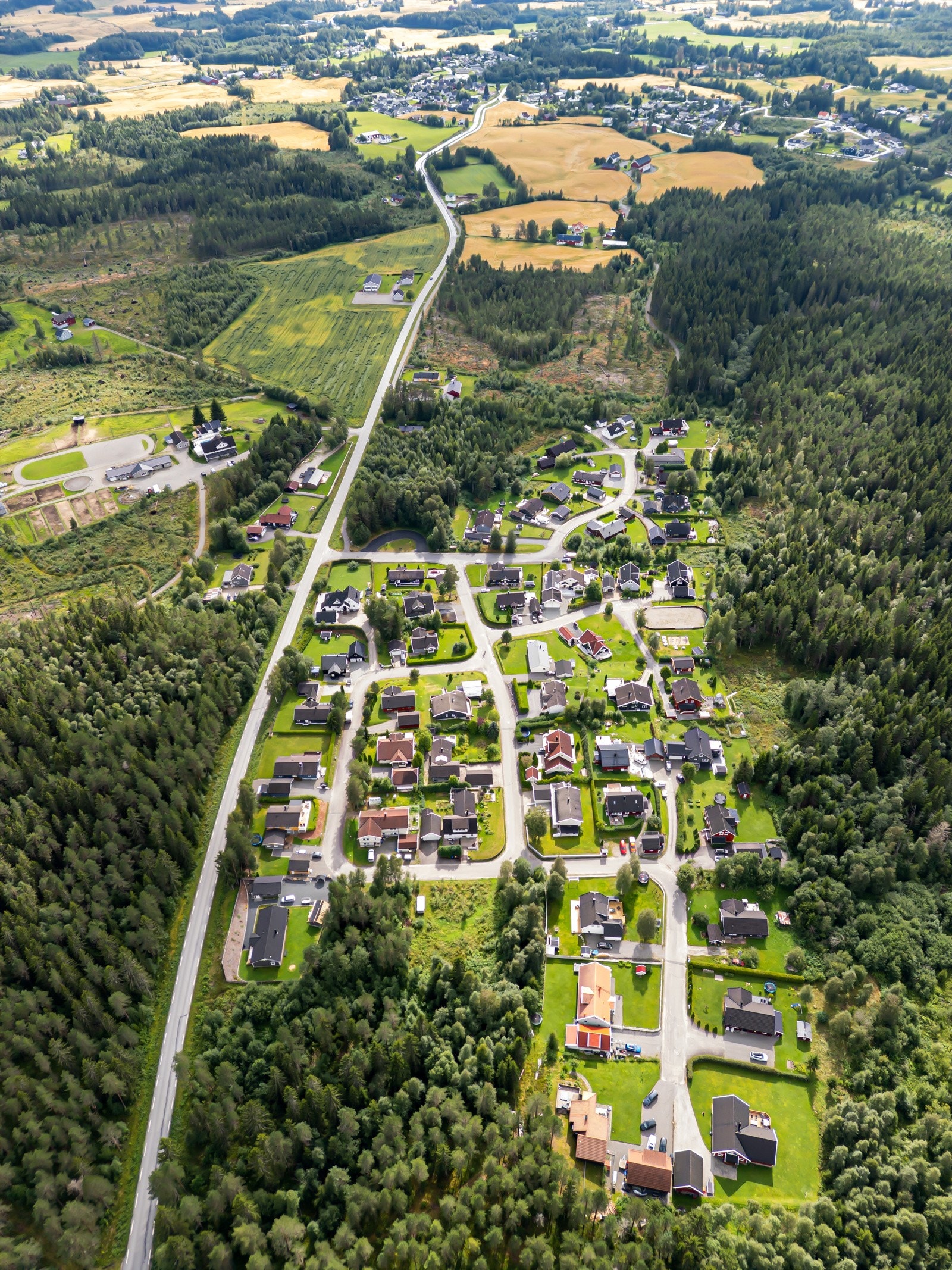 Fra eiendommen bruker du ca. 20 minutter til Hamar med bil. Galleribilde