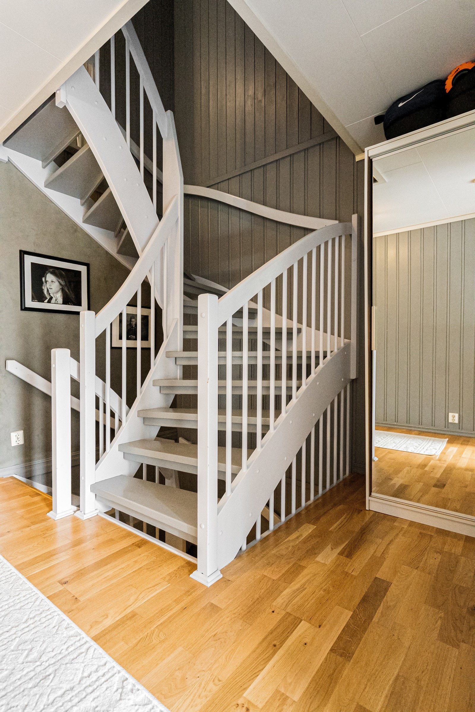 Hall med trapp både opp til loftsetasjen og ned til underetasjen. Galleribilde