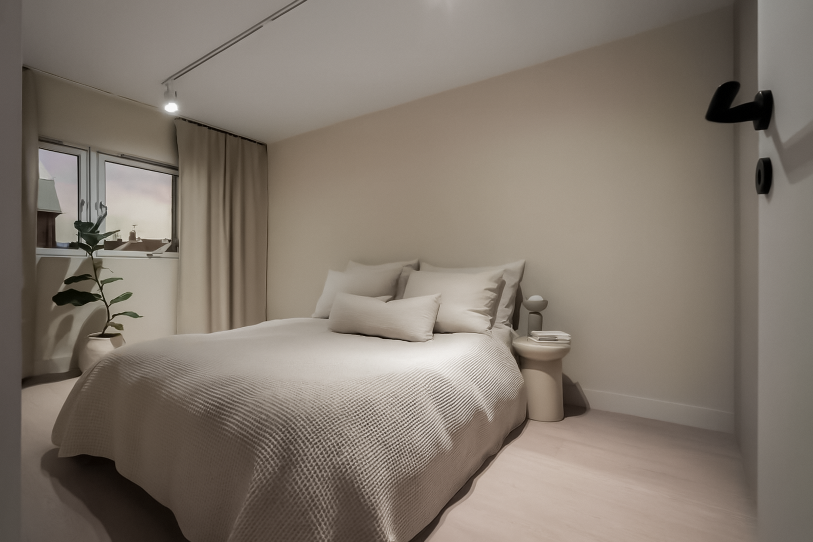 Lunt og Romslig soverom med god plass til dobbeltseng og tilhørende møblement. Galleribilde