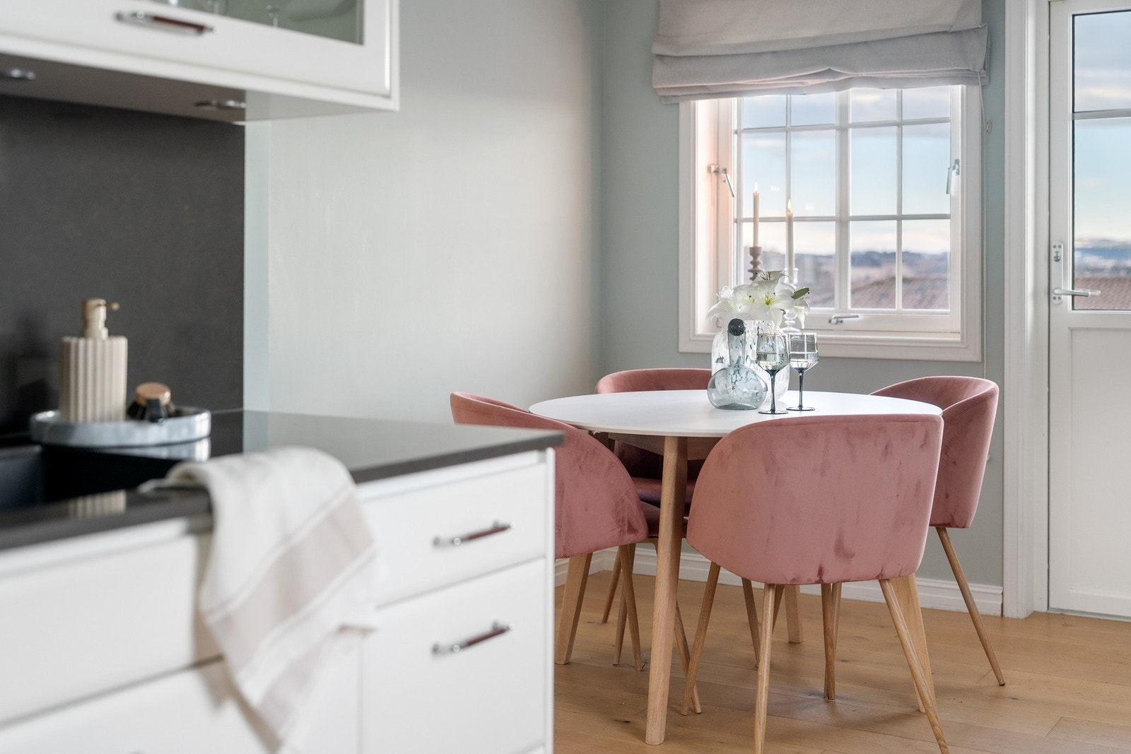 Det er etablert spisebord på kjøkken hvor man kan nyte en god frokost. Galleribilde