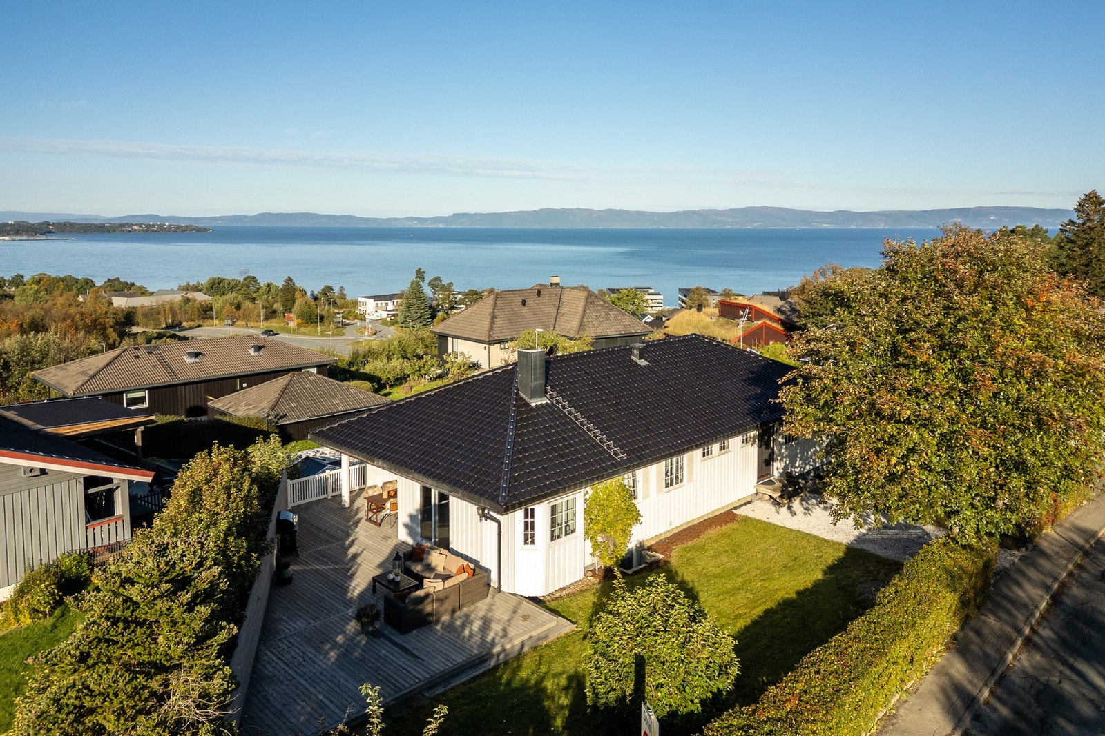 Barnevennlig beliggenhet i ei rolig gate og boligfelt bestående av familieboliger. Galleribilde