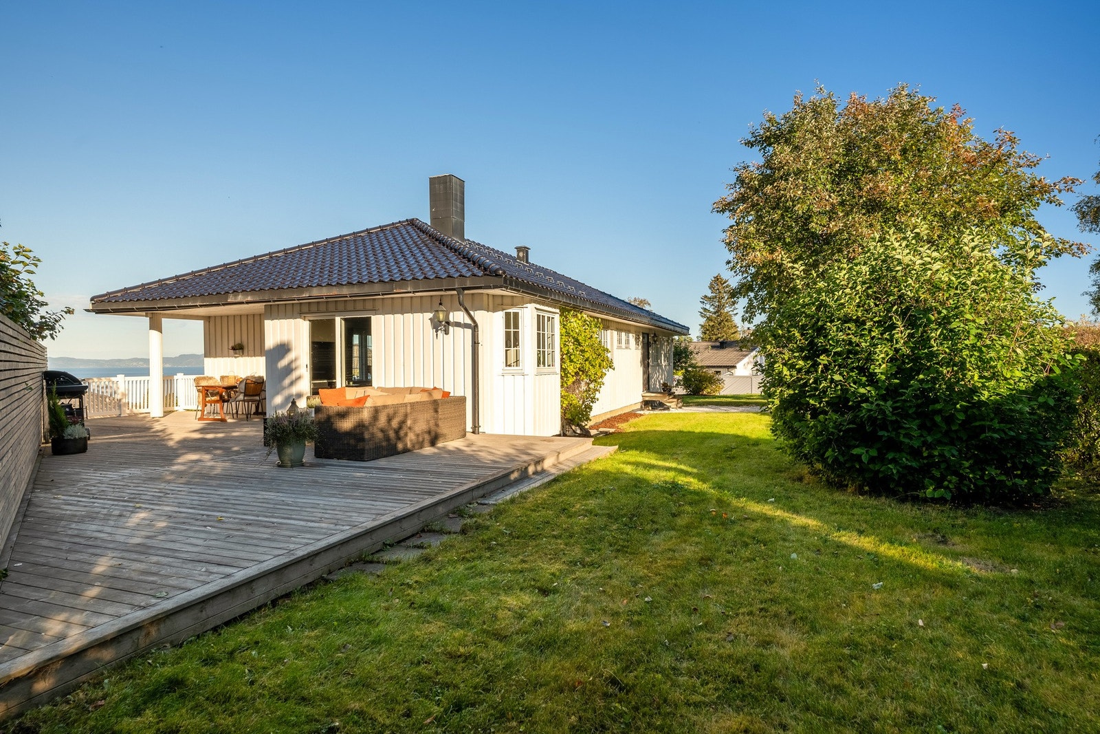 Hage på begge sider av huset. Galleribilde