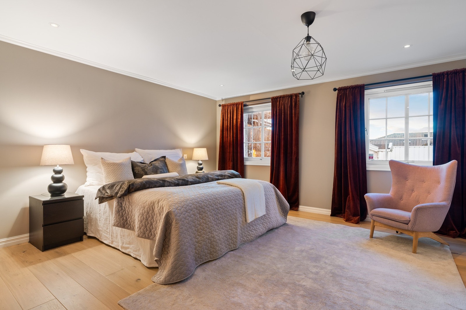 Her har du god plass til lagring i garderobeskap og ønsket møblering. Galleribilde