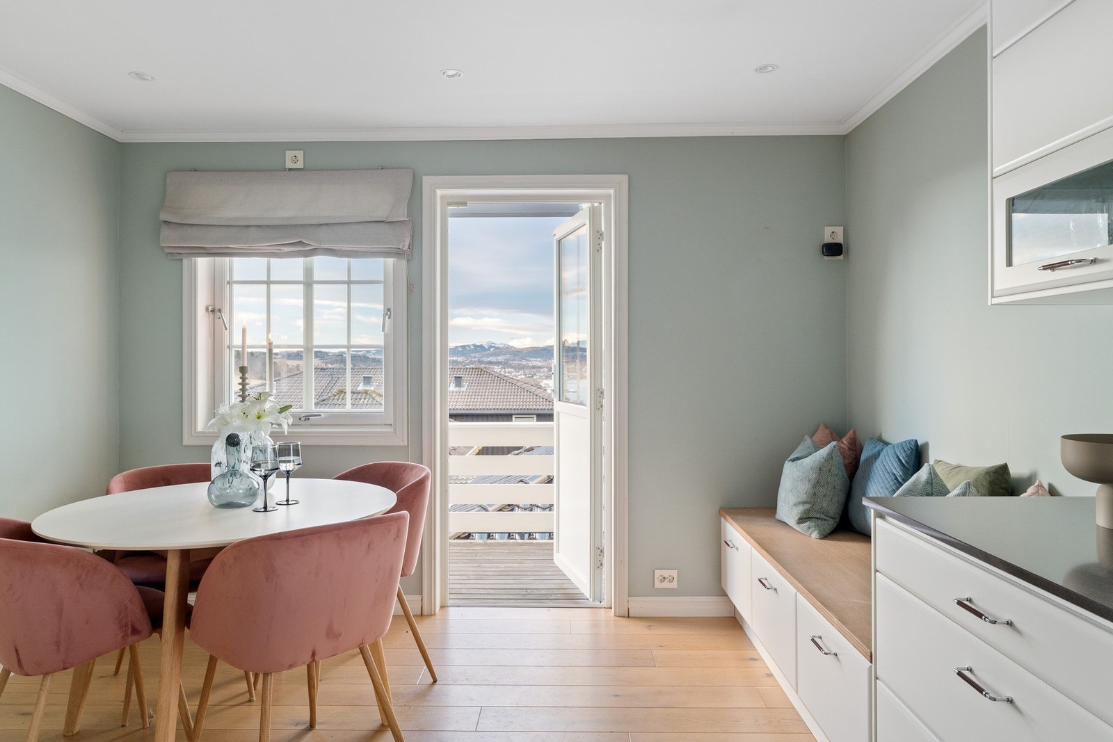 Utgang til balkong fra kjøkken. Galleribilde