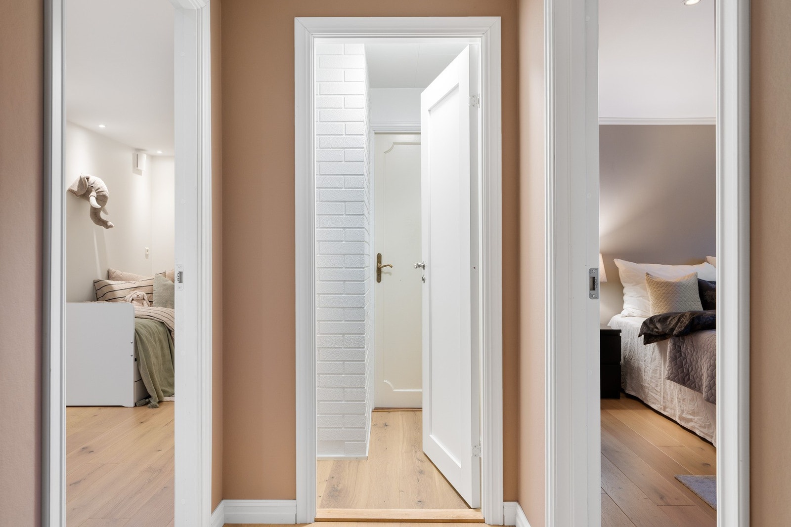 Det er etablert 3 soverom som ligger i tilknytning til badet i 1. etasje. Galleribilde