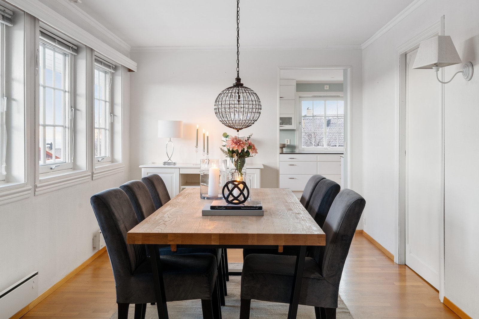 Romslig spisestue med tilknytning til kjøkken. Galleribilde