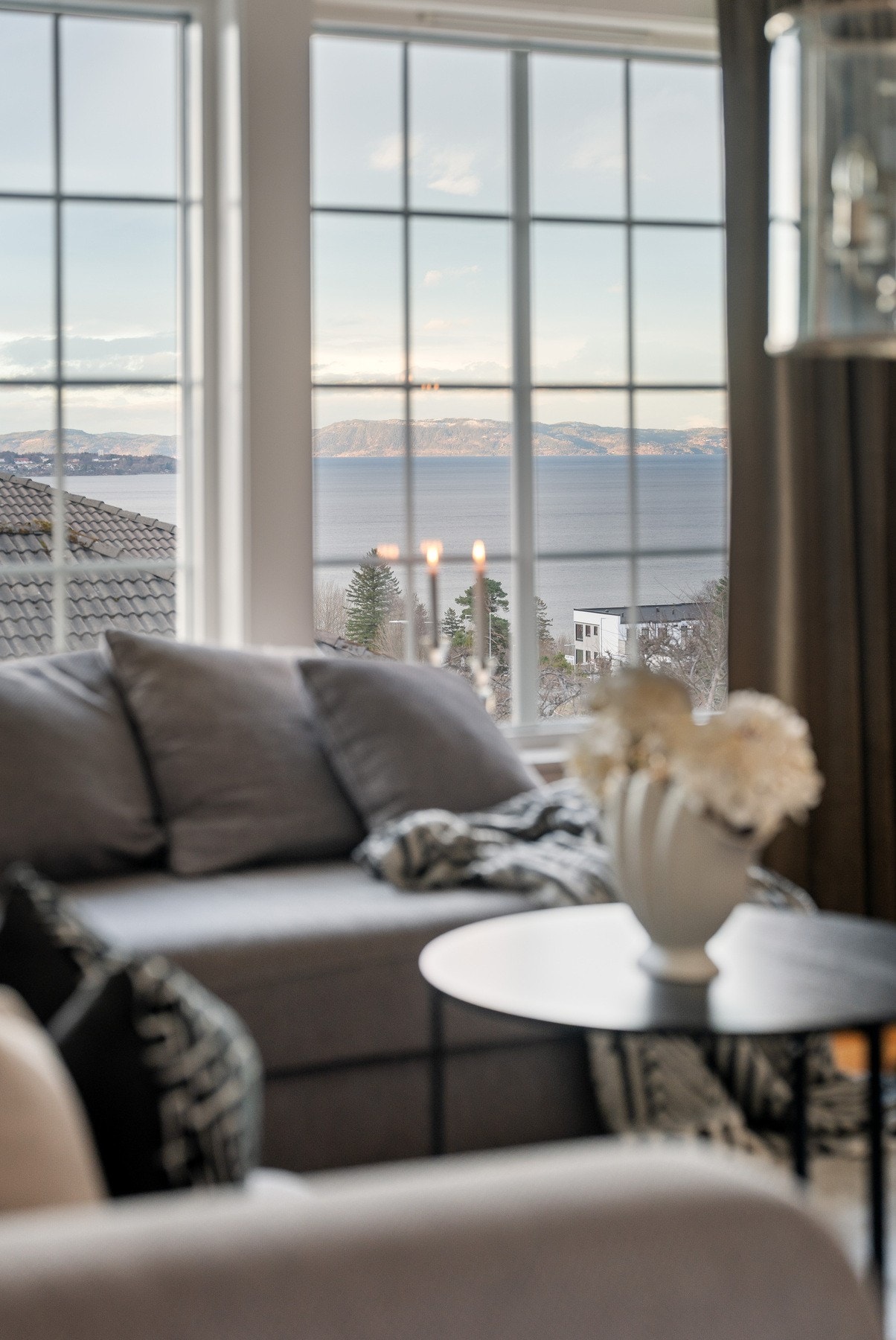 Stuen er vendt mot fjorden og byr på flott utsikt. Galleribilde