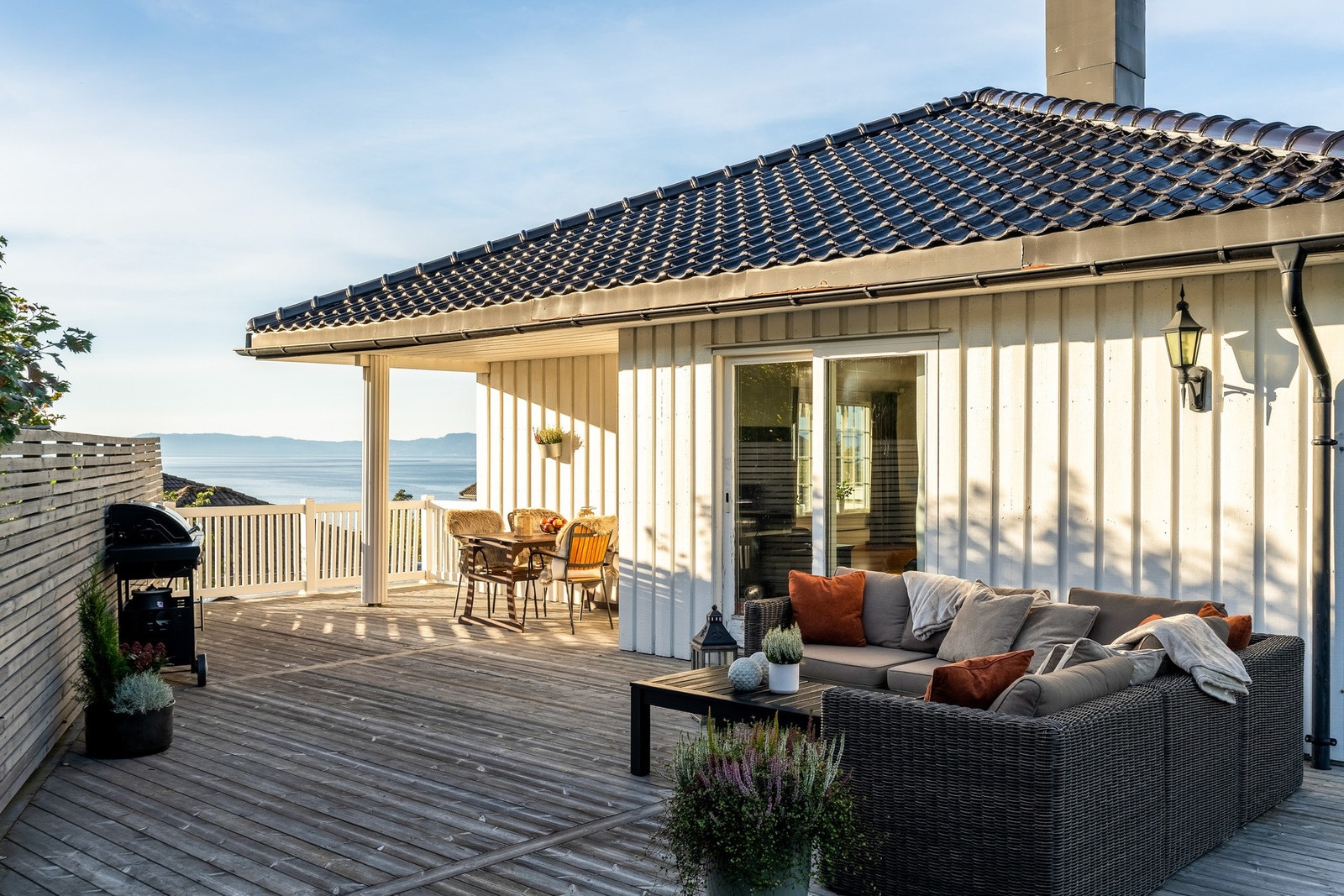 Stor terrasse med gode solforhold og fjordutsikt. Galleribilde