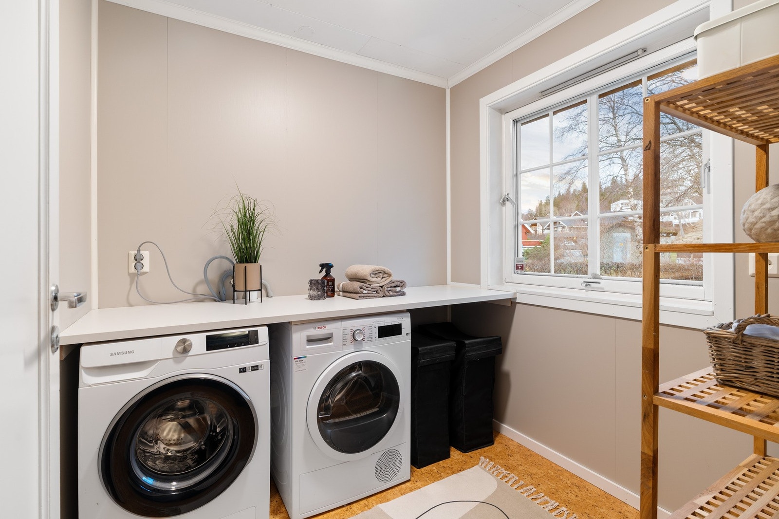Praktisk vaskerom med god plass til både vaskemaskin og tørketrommel. Galleribilde